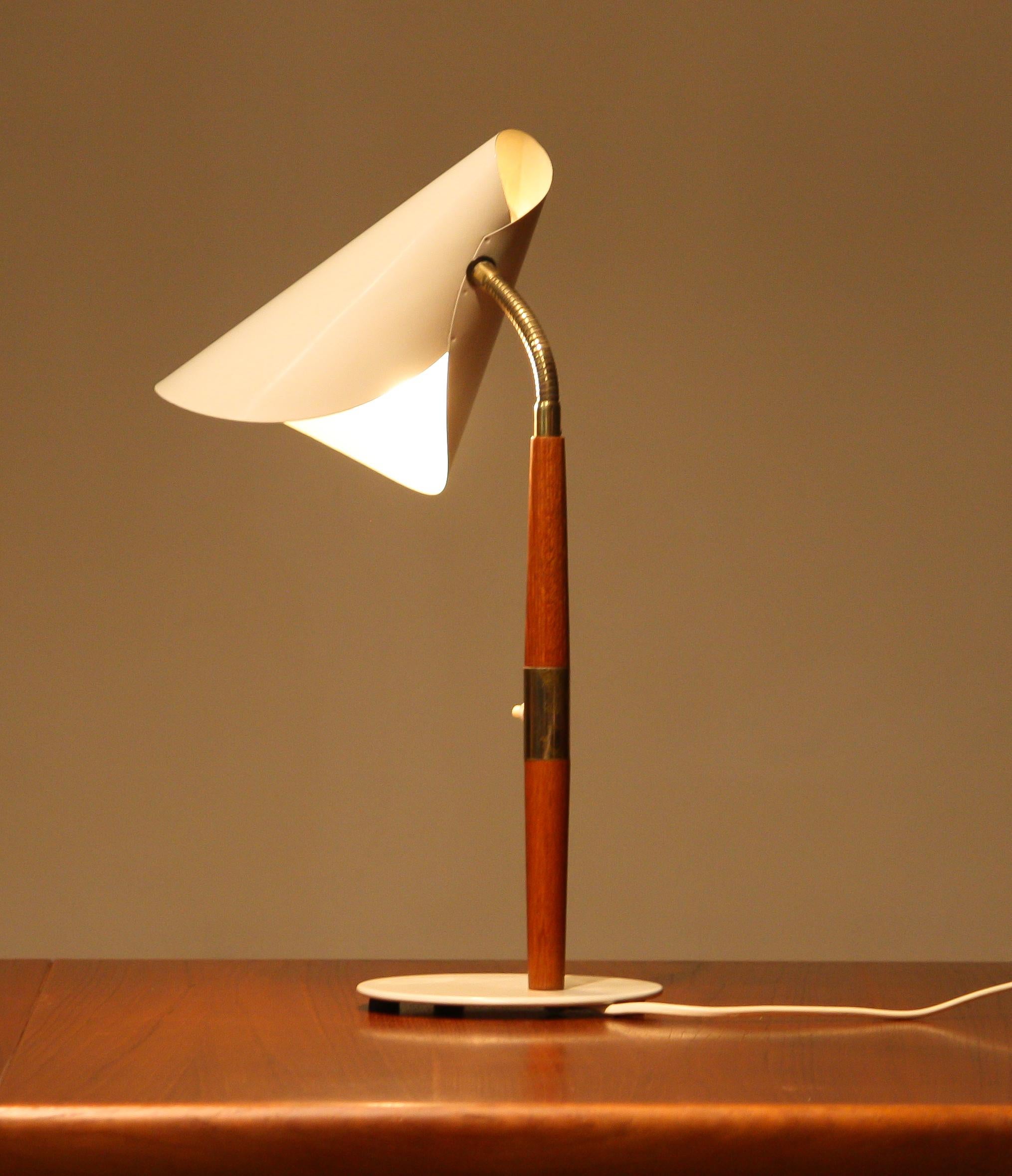 1960s, Off White with Teak and Brass Elements Desk or Table Lamp by Karlskrona In Good Condition In Silvolde, Gelderland
