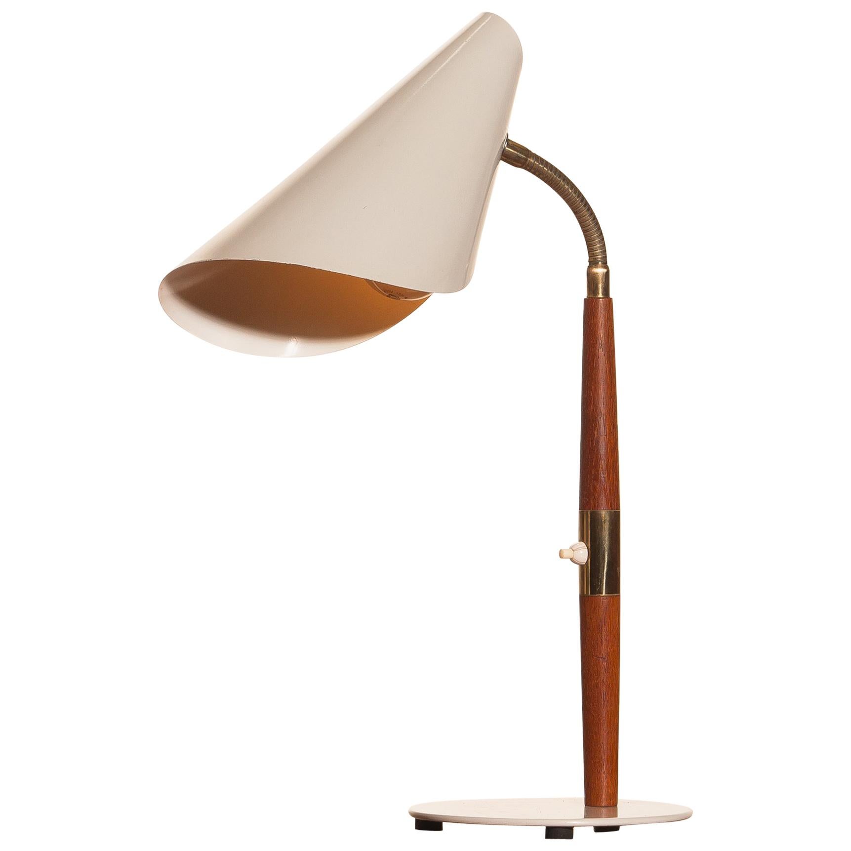 1960s, Off-White with Teak and Brass Elements Desk or Table Lamp by Karlskrona In Good Condition In Silvolde, Gelderland