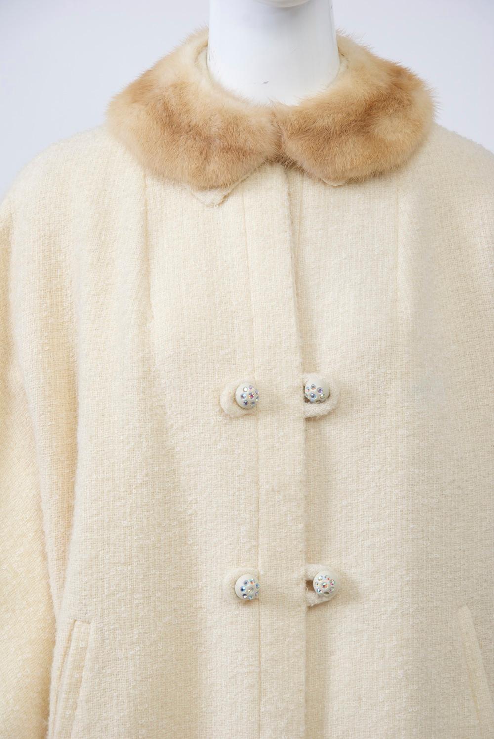 Beige Manteau en laine blanc cassé avec col en vison, années 1960 en vente