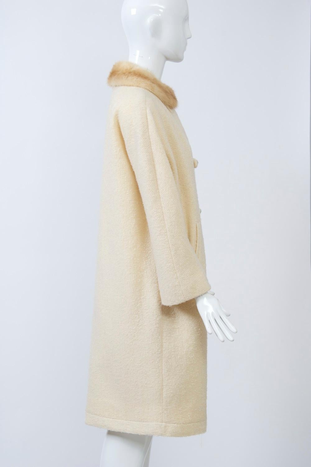 Manteau en laine blanc cassé avec col en vison, années 1960 Bon état - En vente à Alford, MA