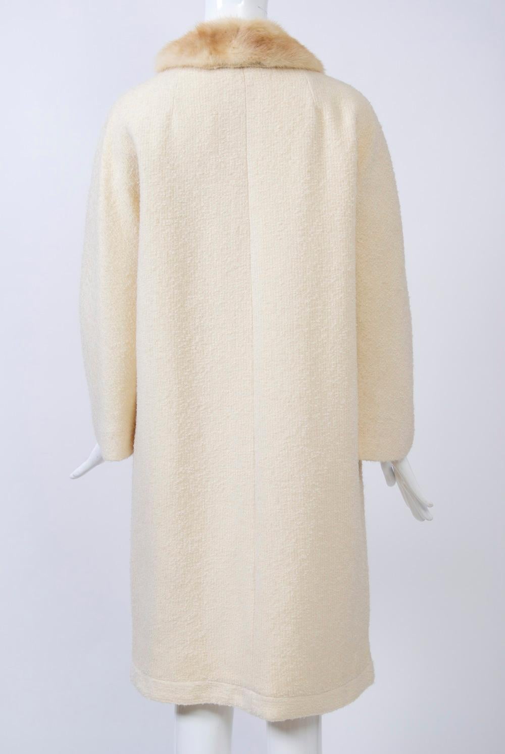 Manteau en laine blanc cassé avec col en vison, années 1960 en vente 1