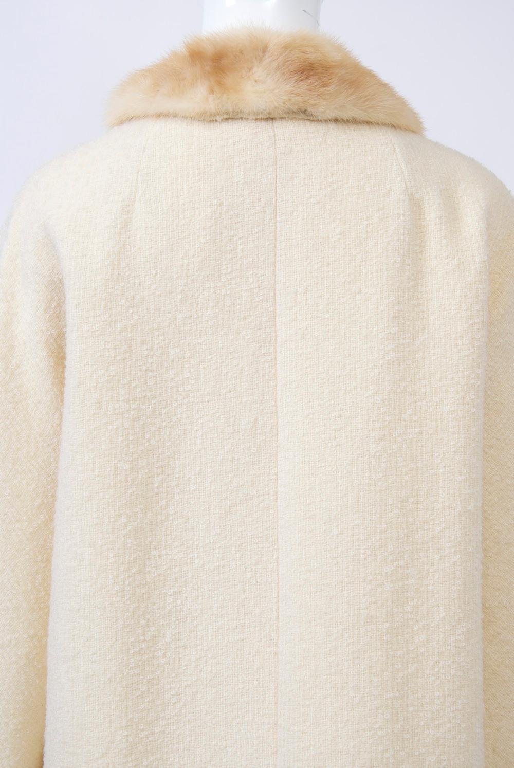 Manteau en laine blanc cassé avec col en vison, années 1960 en vente 2
