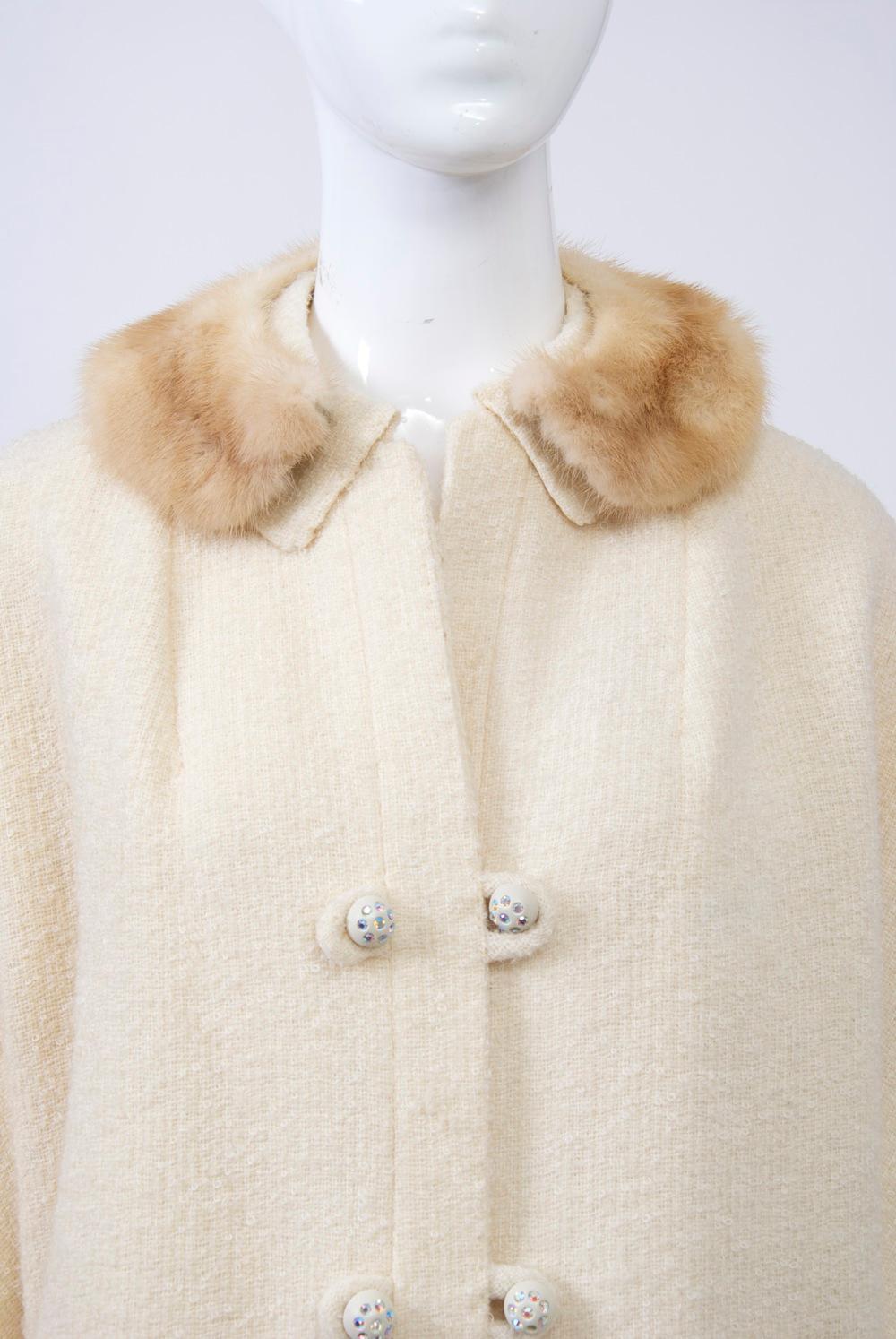 Manteau en laine blanc cassé avec col en vison, années 1960 en vente 3