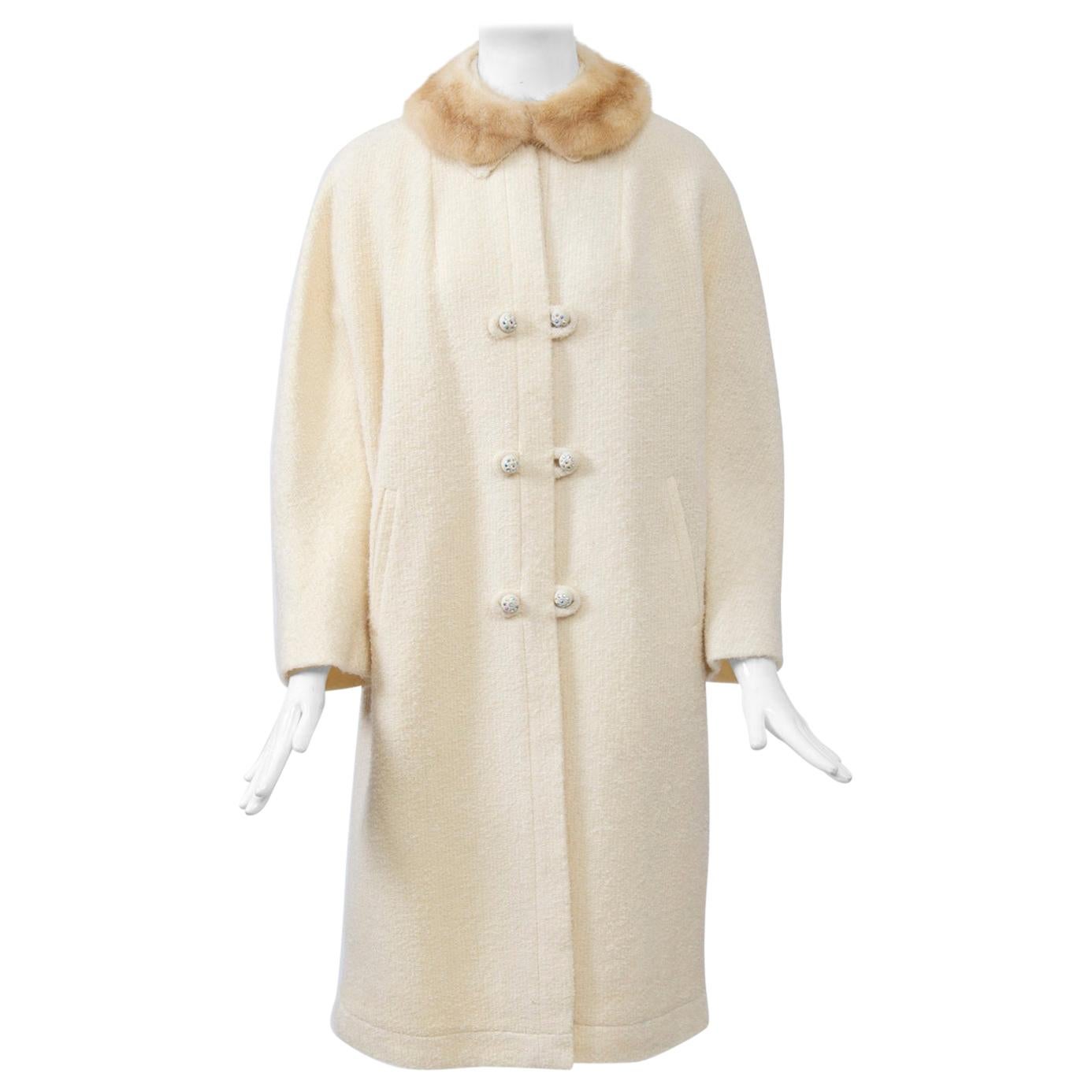 Manteau en laine blanc cassé avec col en vison, années 1960 en vente