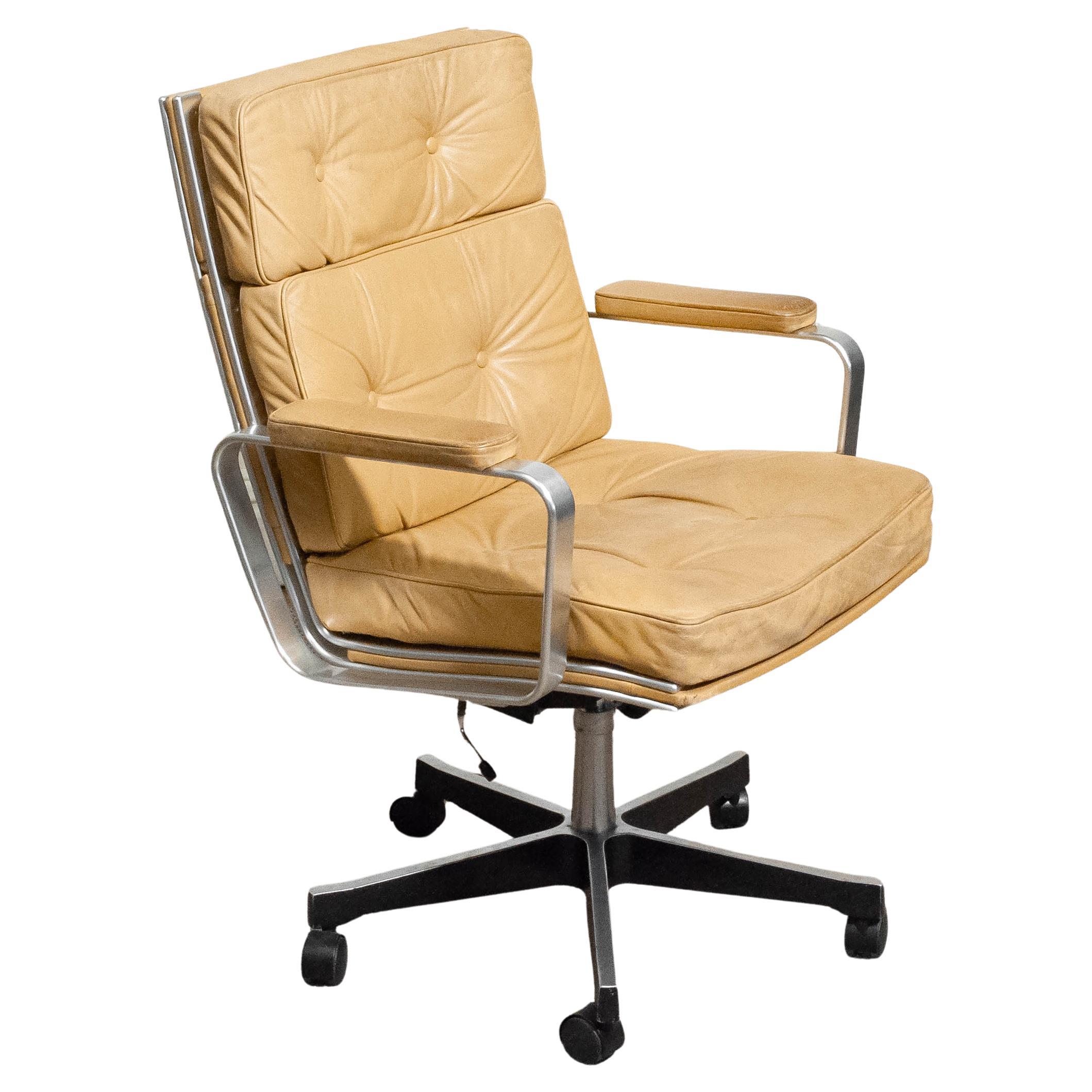 This is an executive office chair designed by Karl-Erik Ekselius for JOC Möbel, Vetlanda, Sweden, in the 1960s. The chair is upholstered in high-quality beige leather with tufted cushions, offering both elegance and exceptional comfort.
It features