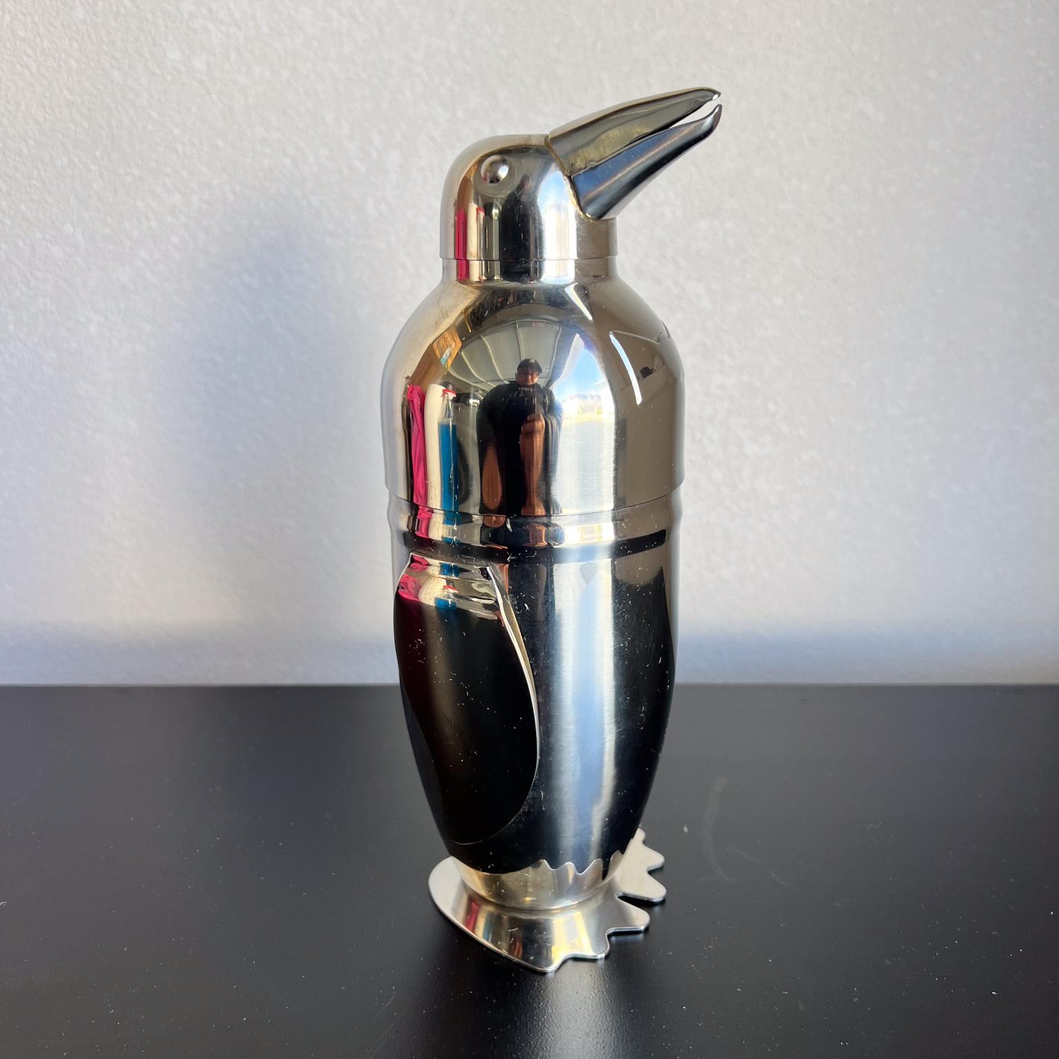 1960s Oggi Dapper Penguin Stainless Cocktail Shaker In Good Condition In Chula Vista, CA
