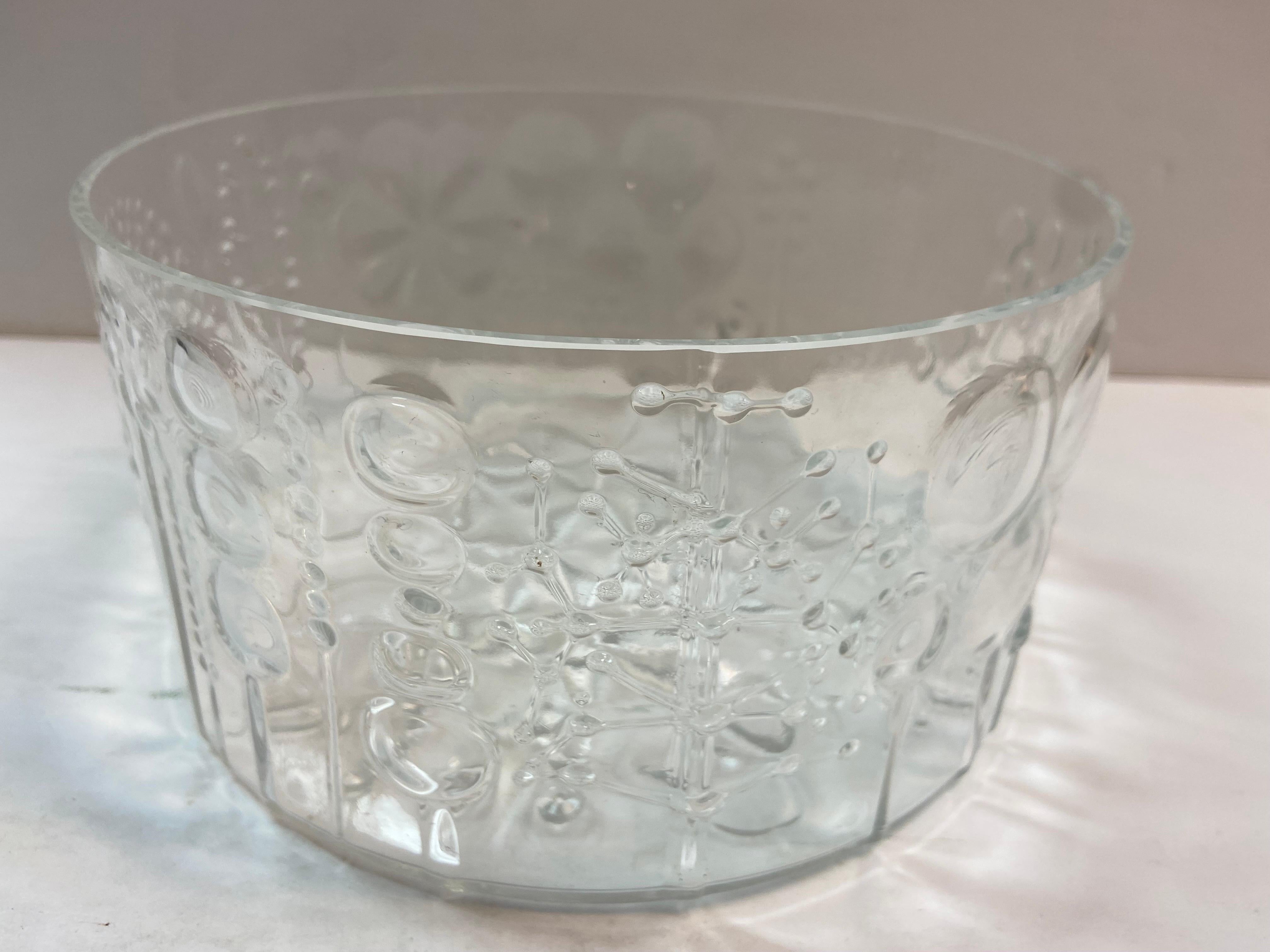 Un saladier vintage en verre transparent par Oiva Toikka pour Nuutajarvi Notsjo qui est devenu plus tard Iittala. Ce dessin s'appelle Flora et a été réalisé en 1966. Ce grand bol de service en verre présente un magnifique motif de fleurs abstraites.