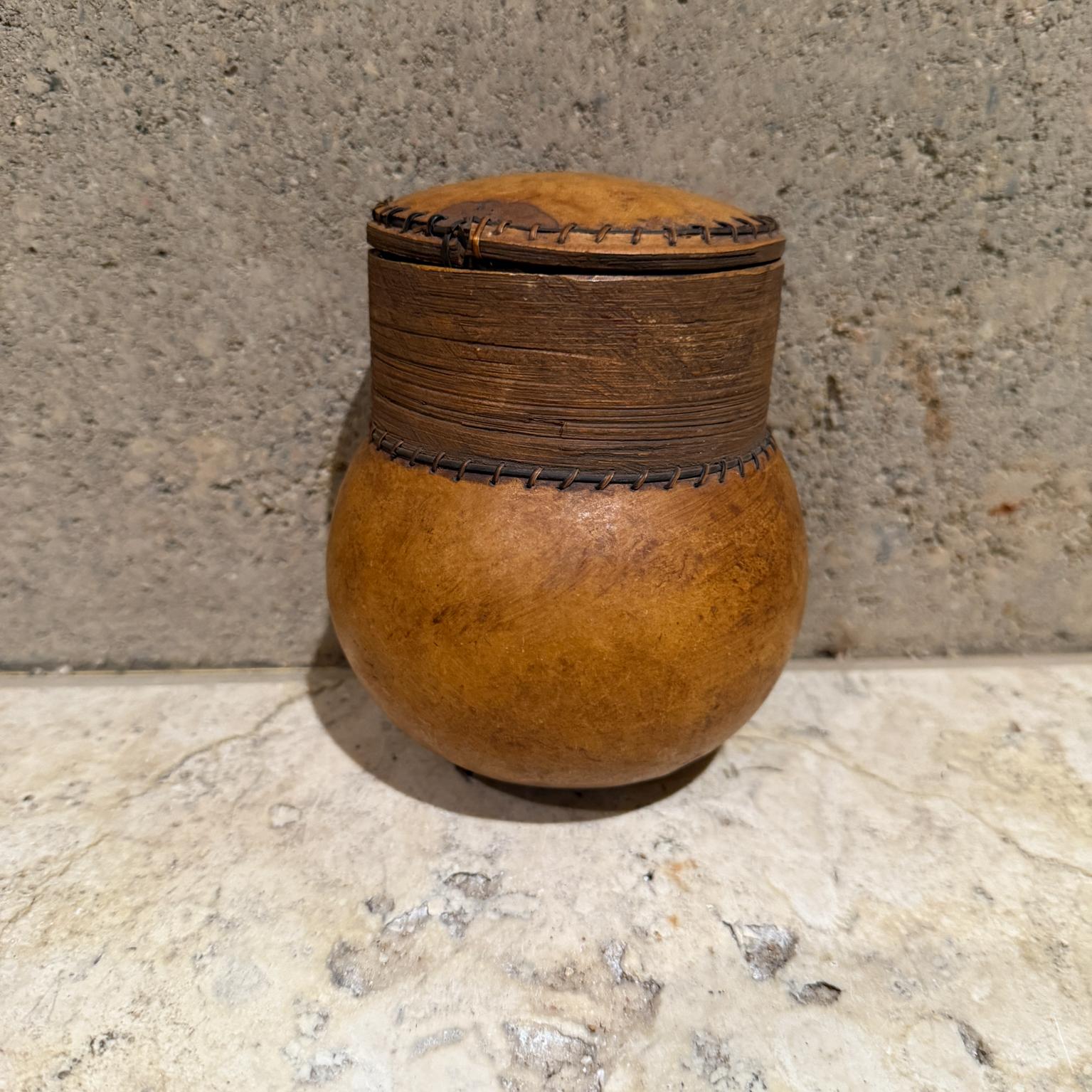 AMBIANIC presenta
Arte moderno de mediados de siglo hecho a mano con calabaza 
Recipiente decorativo con tapa
Estampado Made in Malta
5 Alto x 4,5 Diámetro
Estado original sin restaurar. 
Consulte las imágenes