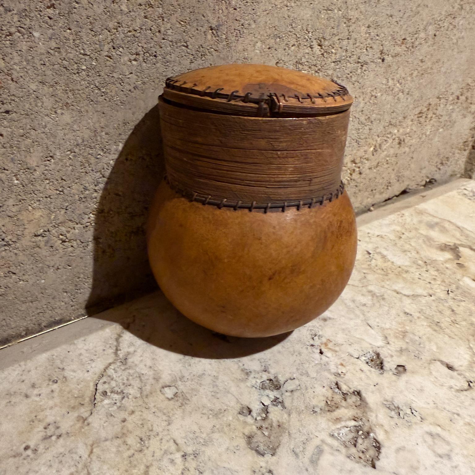 Vasija con tapa de arte calabaza antigua de los años 60, fabricada en Malta Moderno de mediados de siglo en venta