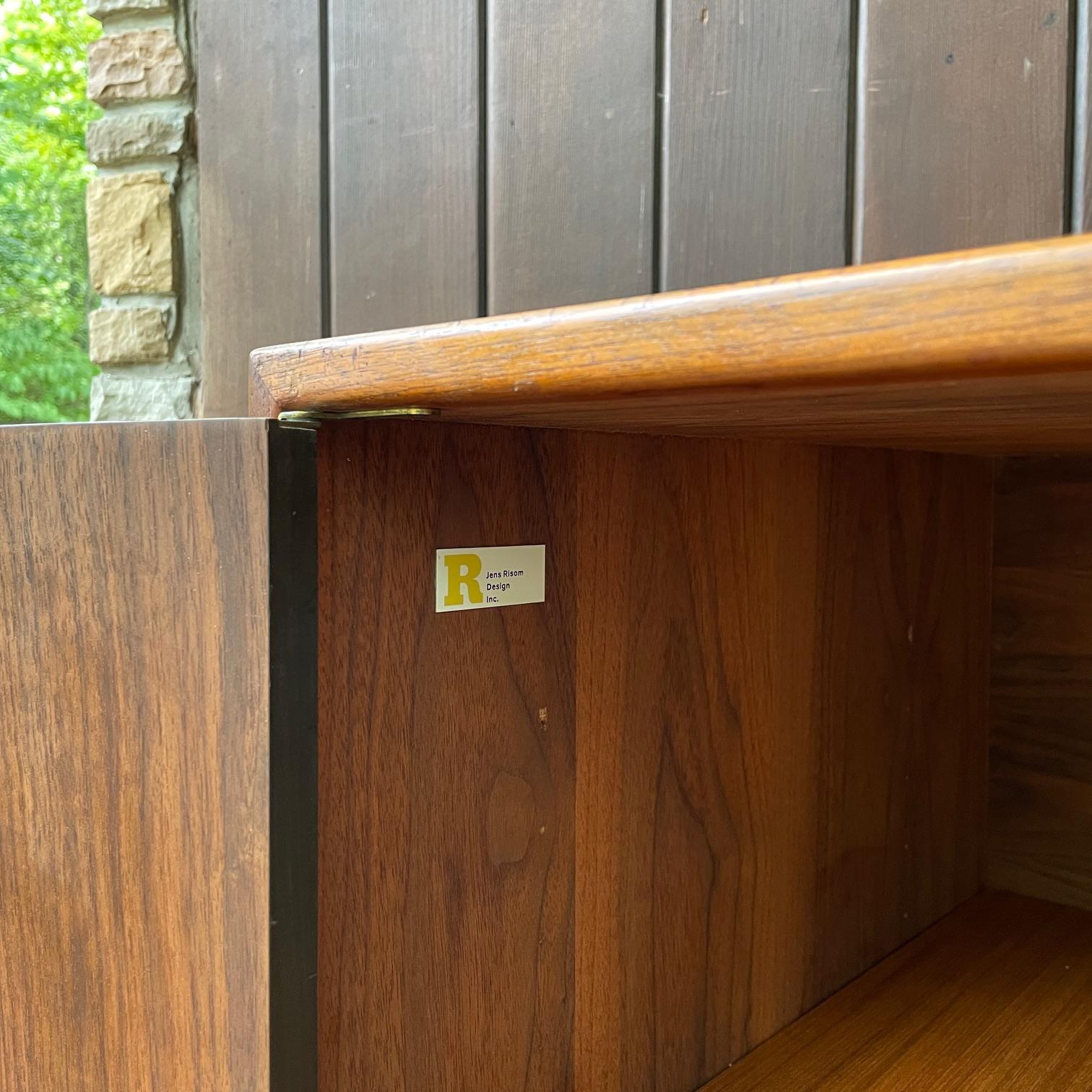 1960 Crecimiento Antiguo Nogal Oscuro Armario Credenza Jens Risom Architectural Modern en venta 5