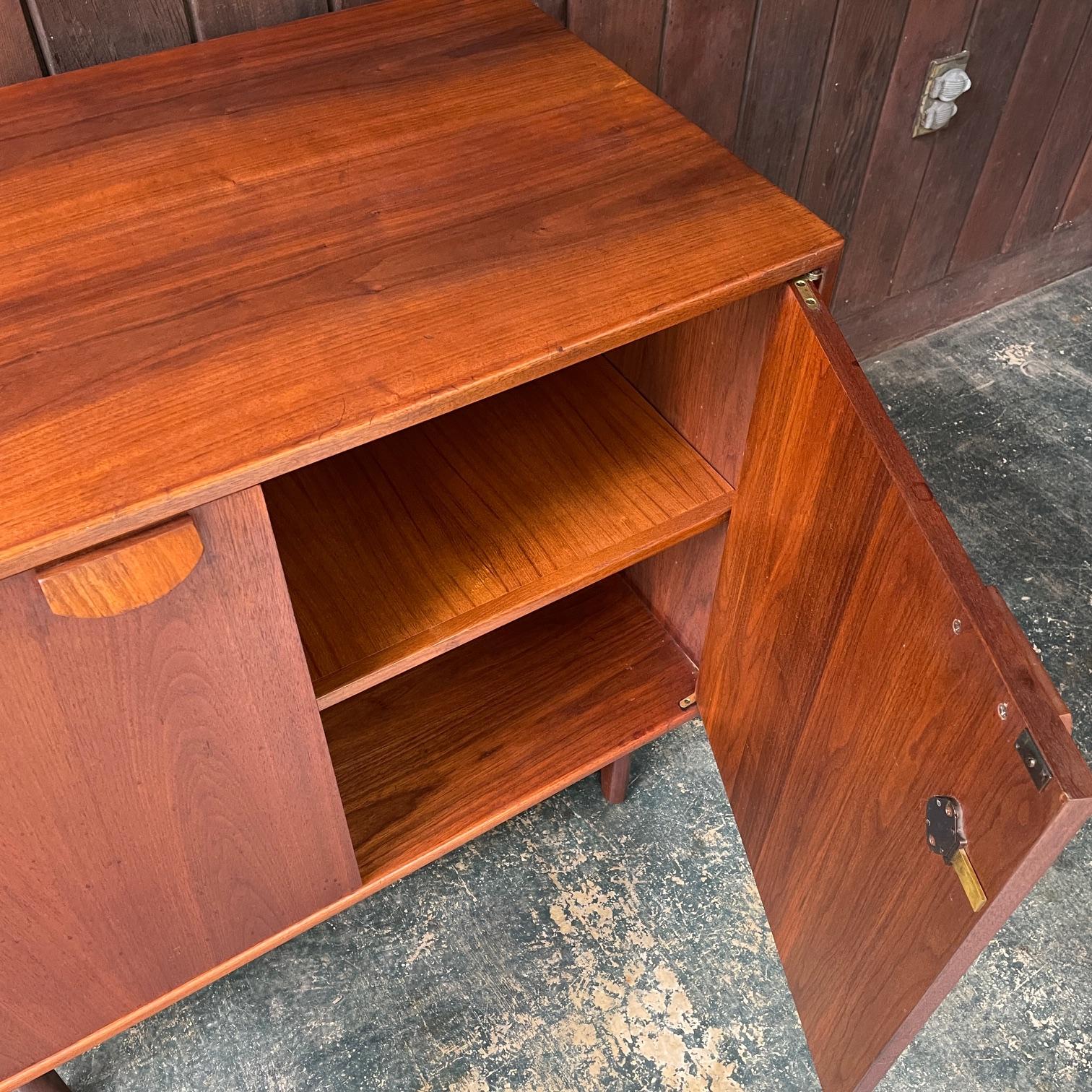 1960 Crecimiento Antiguo Nogal Oscuro Armario Credenza Jens Risom Architectural Modern en venta 4