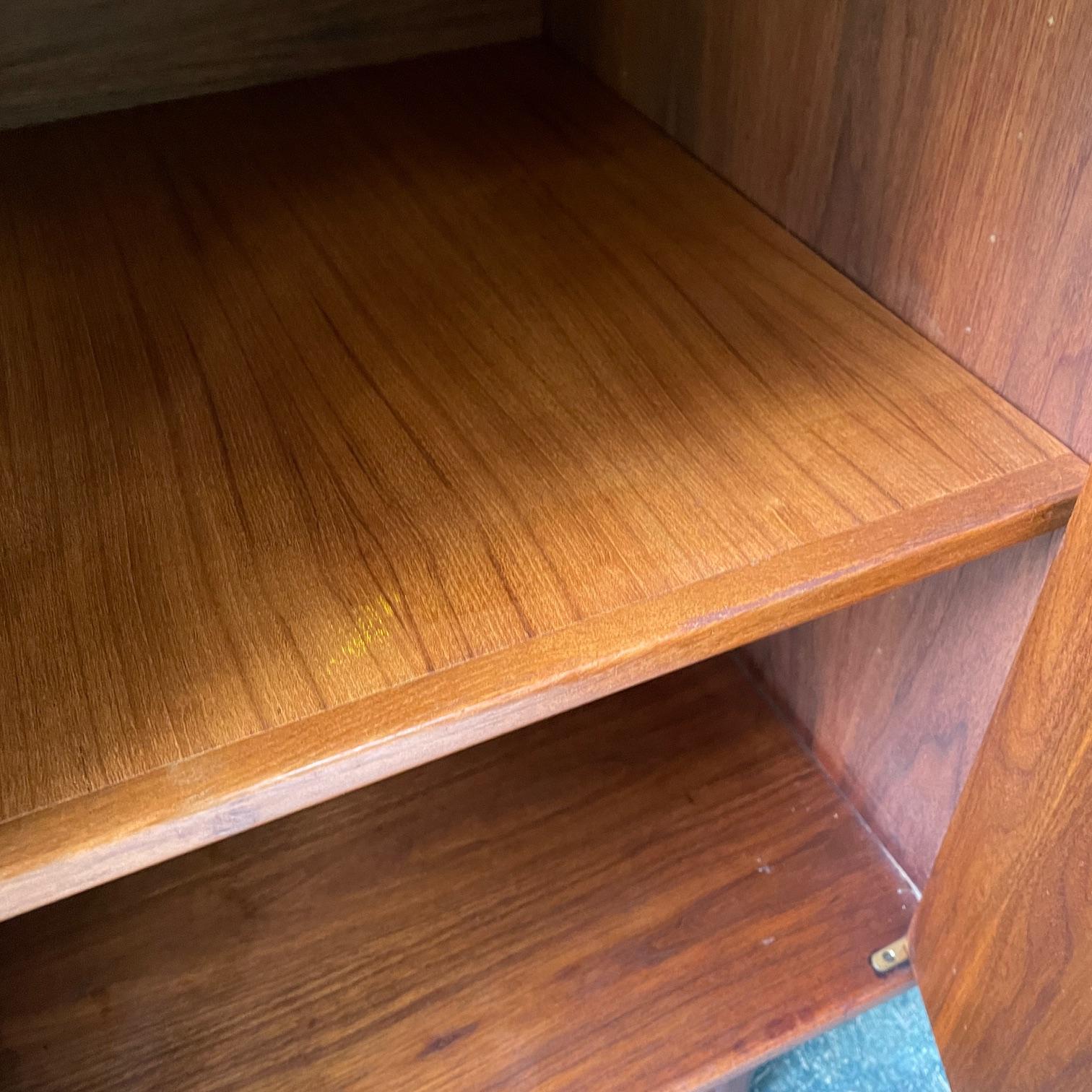 1960 Crecimiento Antiguo Nogal Oscuro Armario Credenza Jens Risom Architectural Modern en venta 6