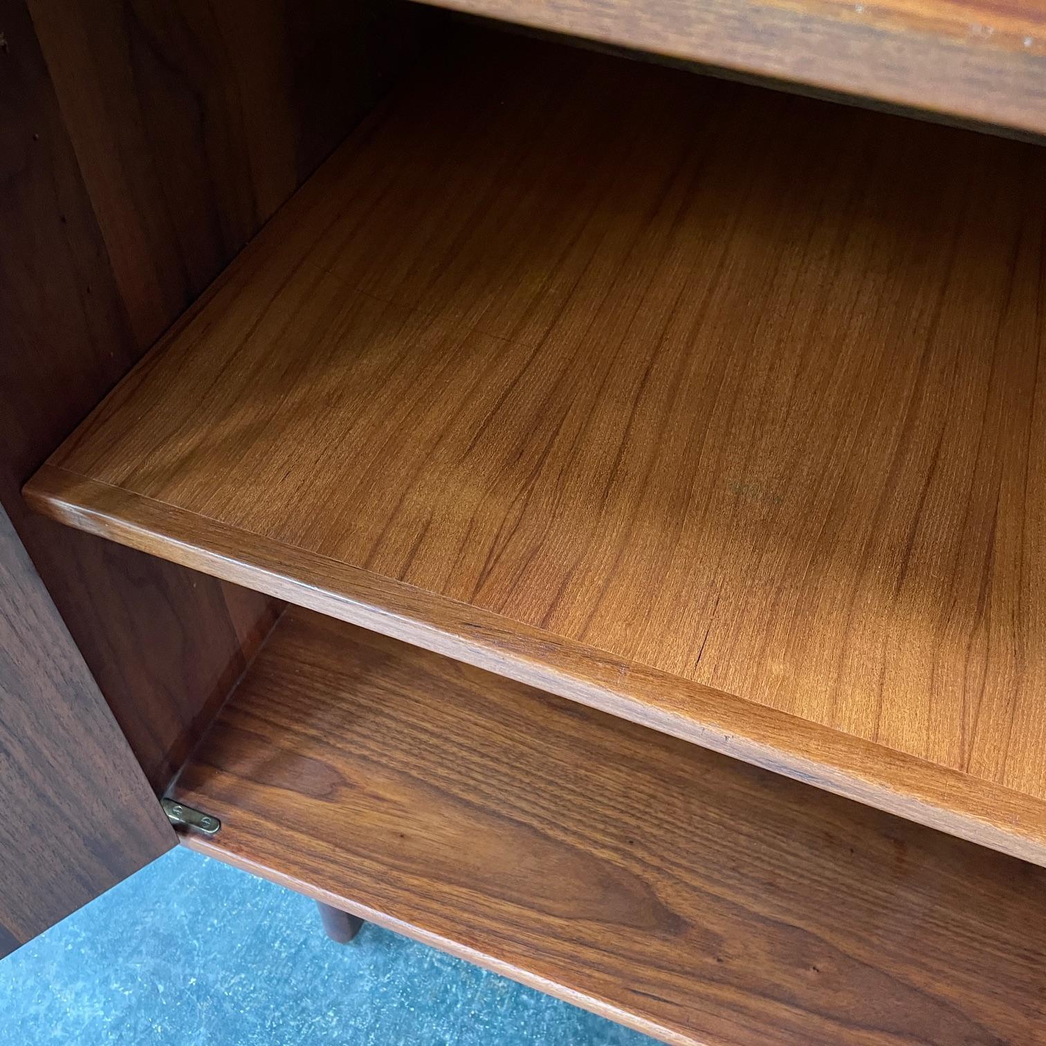 1960 Crecimiento Antiguo Nogal Oscuro Armario Credenza Jens Risom Architectural Modern en venta 7