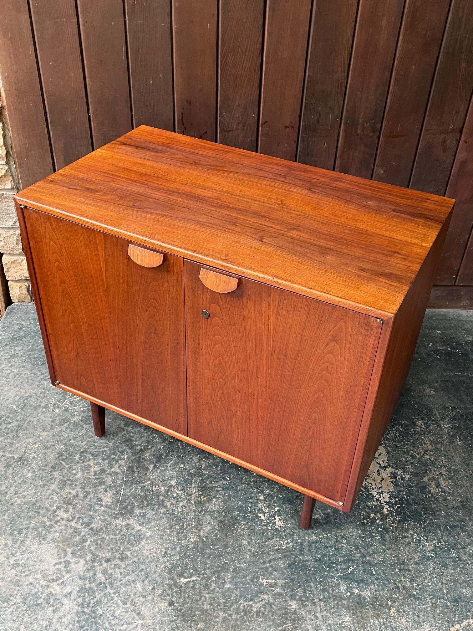 1960 Crecimiento Antiguo Nogal Oscuro Armario Credenza Jens Risom Architectural Modern Estadounidense en venta