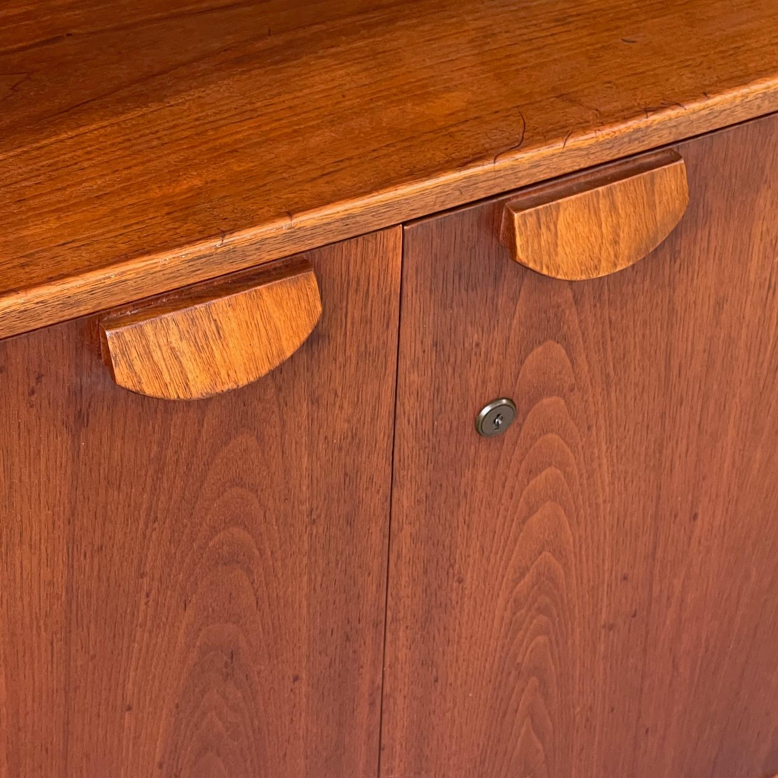 1960 Crecimiento Antiguo Nogal Oscuro Armario Credenza Jens Risom Architectural Modern mediados del siglo XX en venta