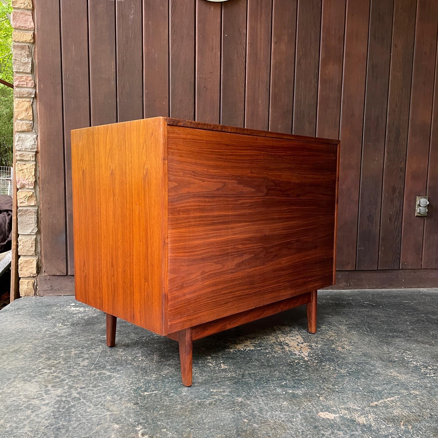 1960 Crecimiento Antiguo Nogal Oscuro Armario Credenza Jens Risom Architectural Modern en venta 1
