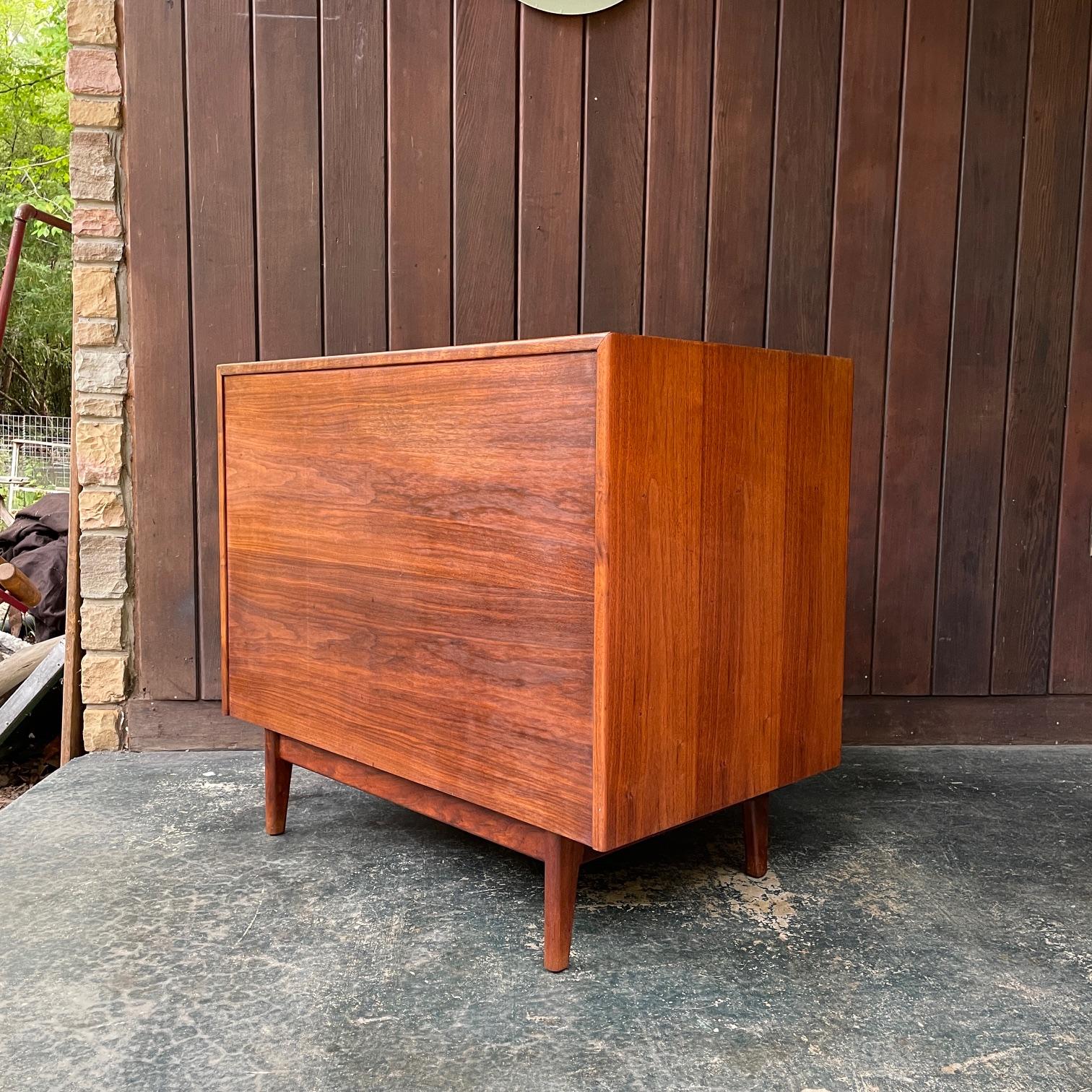 1960 Crecimiento Antiguo Nogal Oscuro Armario Credenza Jens Risom Architectural Modern en venta 2