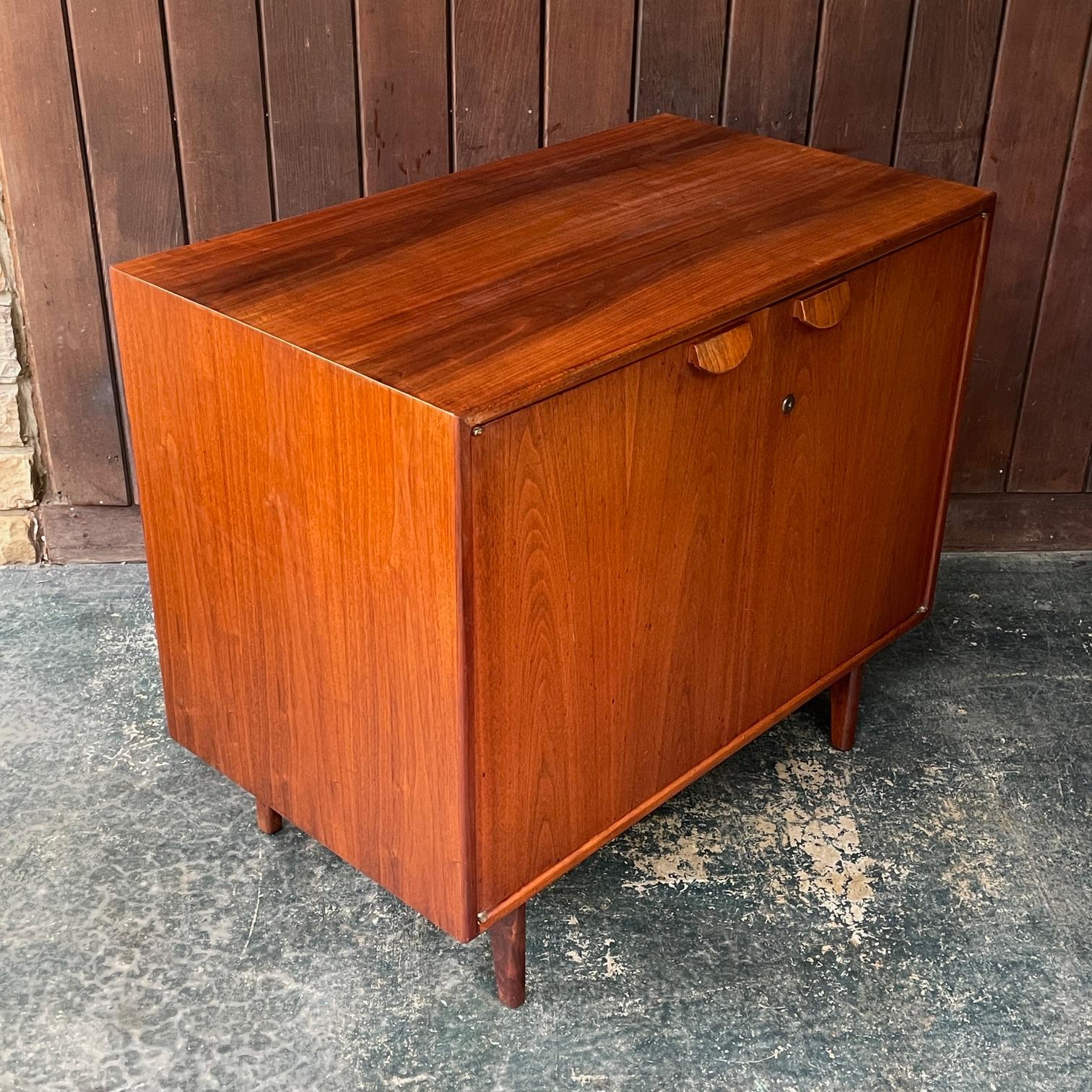 1960 Crecimiento Antiguo Nogal Oscuro Armario Credenza Jens Risom Architectural Modern Hecho a mano en venta