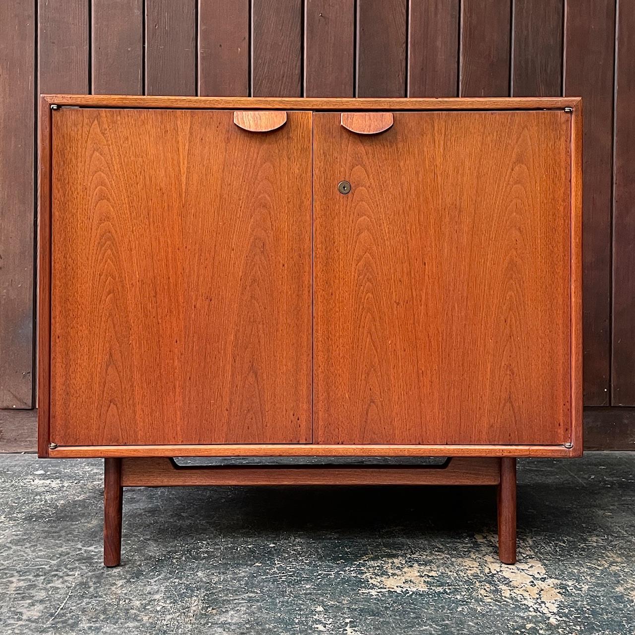 1960 Crecimiento Antiguo Nogal Oscuro Armario Credenza Jens Risom Architectural Modern Moderno de mediados de siglo en venta