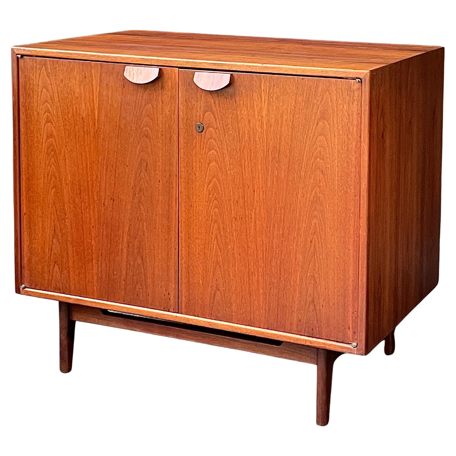 1960 Crecimiento Antiguo Nogal Oscuro Armario Credenza Jens Risom Architectural Modern en venta