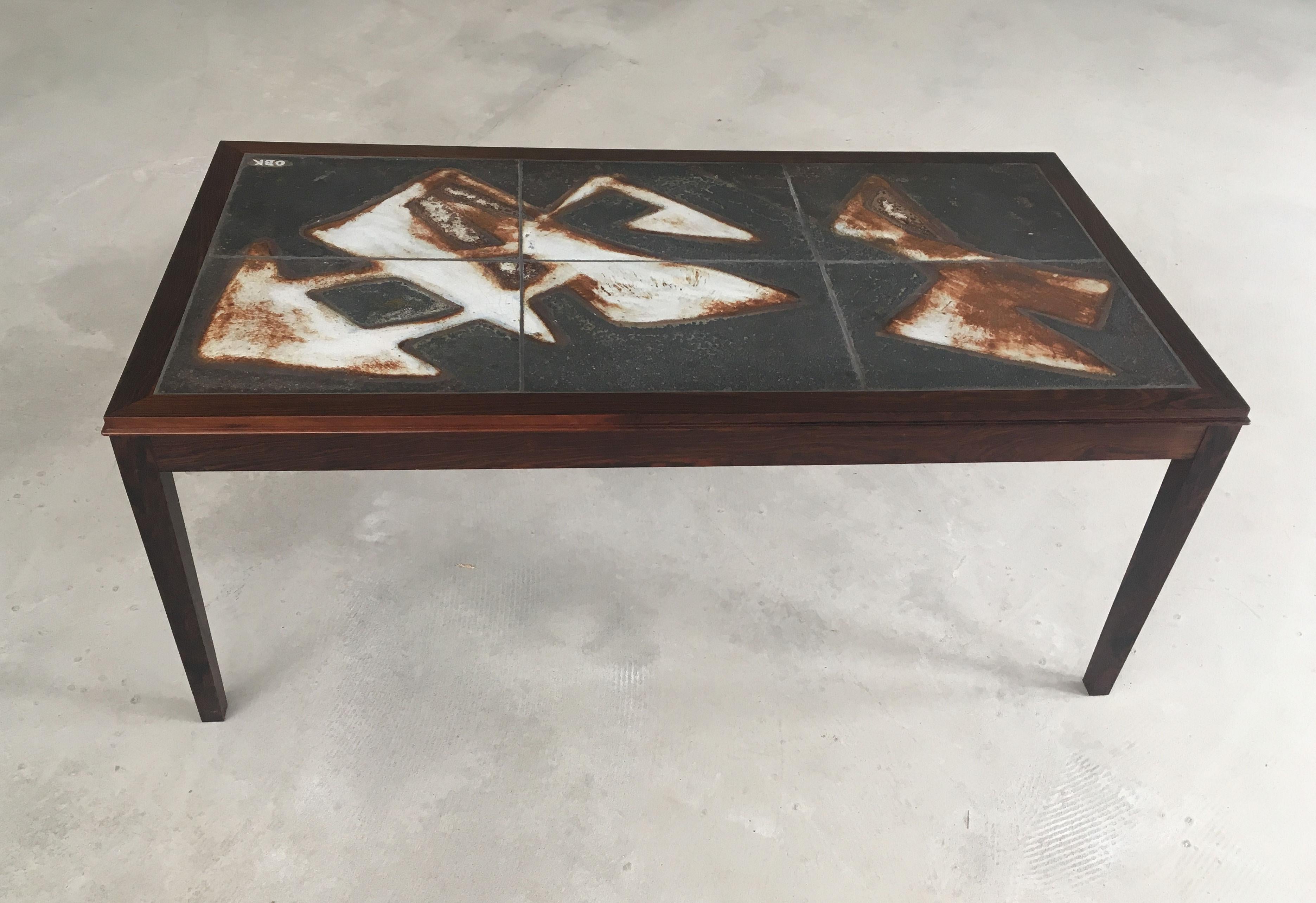 Scandinave moderne Table basse en bois de rose des années 1960 entièrement restaurée par Ole Bjorn Krüger avec plateau en carreaux en vente