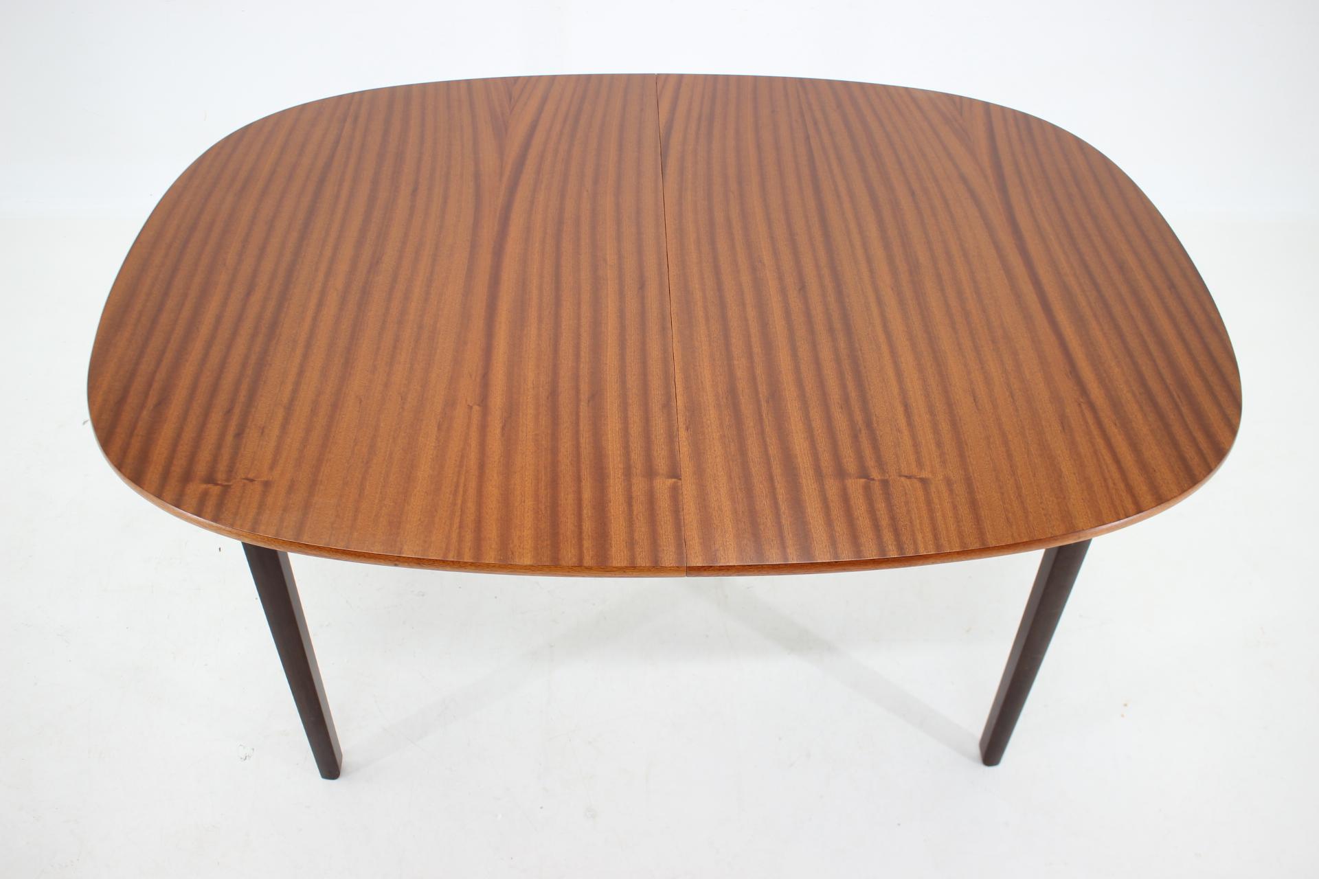 1960s Ole Wanscher Extendable Mahogany Dining Table by P. Jeppesen In Good Condition For Sale In Praha, CZ