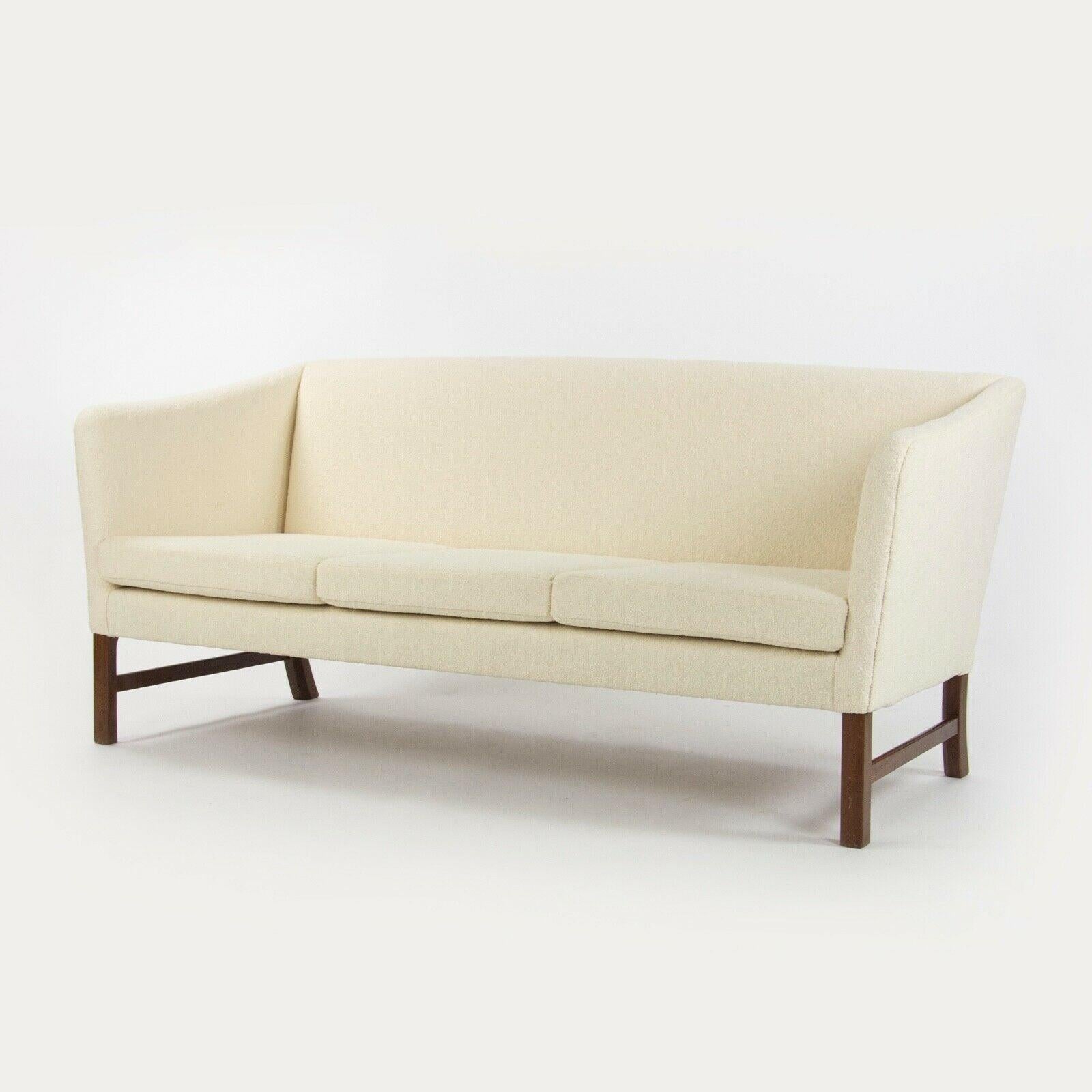 Nous vous proposons à la vente un canapé 3 places en tissu bouclé blanc de Ole Wanscher datant des années 1960. Il s'agit d'un superbe exemplaire qui vient d'être retapissé par l'atelier de tapisserie d'ameublement Forthright NYC, qui jouit d'une
