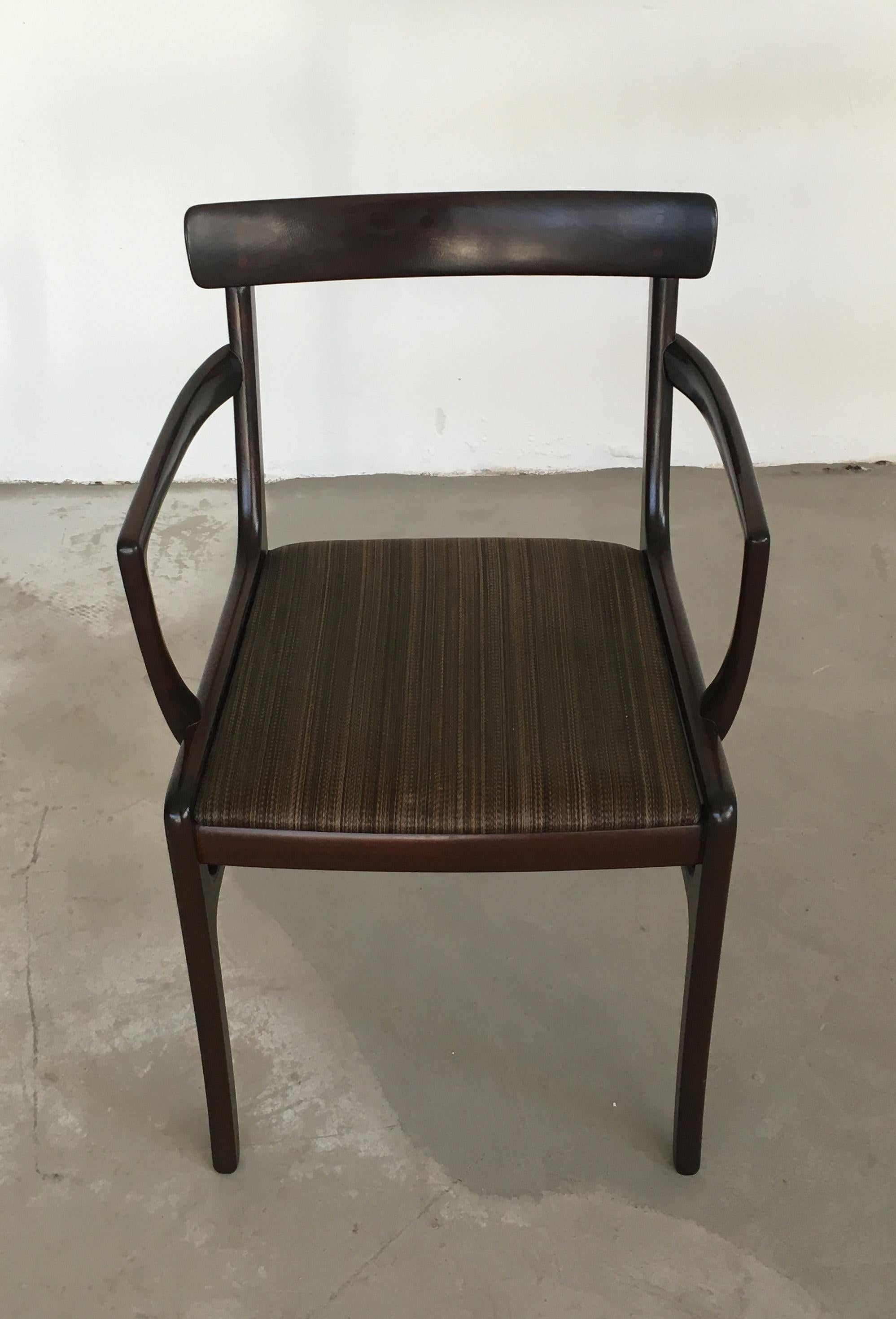 Ce fauteuil Rungstedlund conçu par Ole Wanscher a été produit dans les années 1960 et 1970 par Poul Jeppesen Furniture. 

Le fauteuil fait partie de la série de meubles de salle à manger Rungstedlund conçue par Ole Wanscher et nommée d'après le