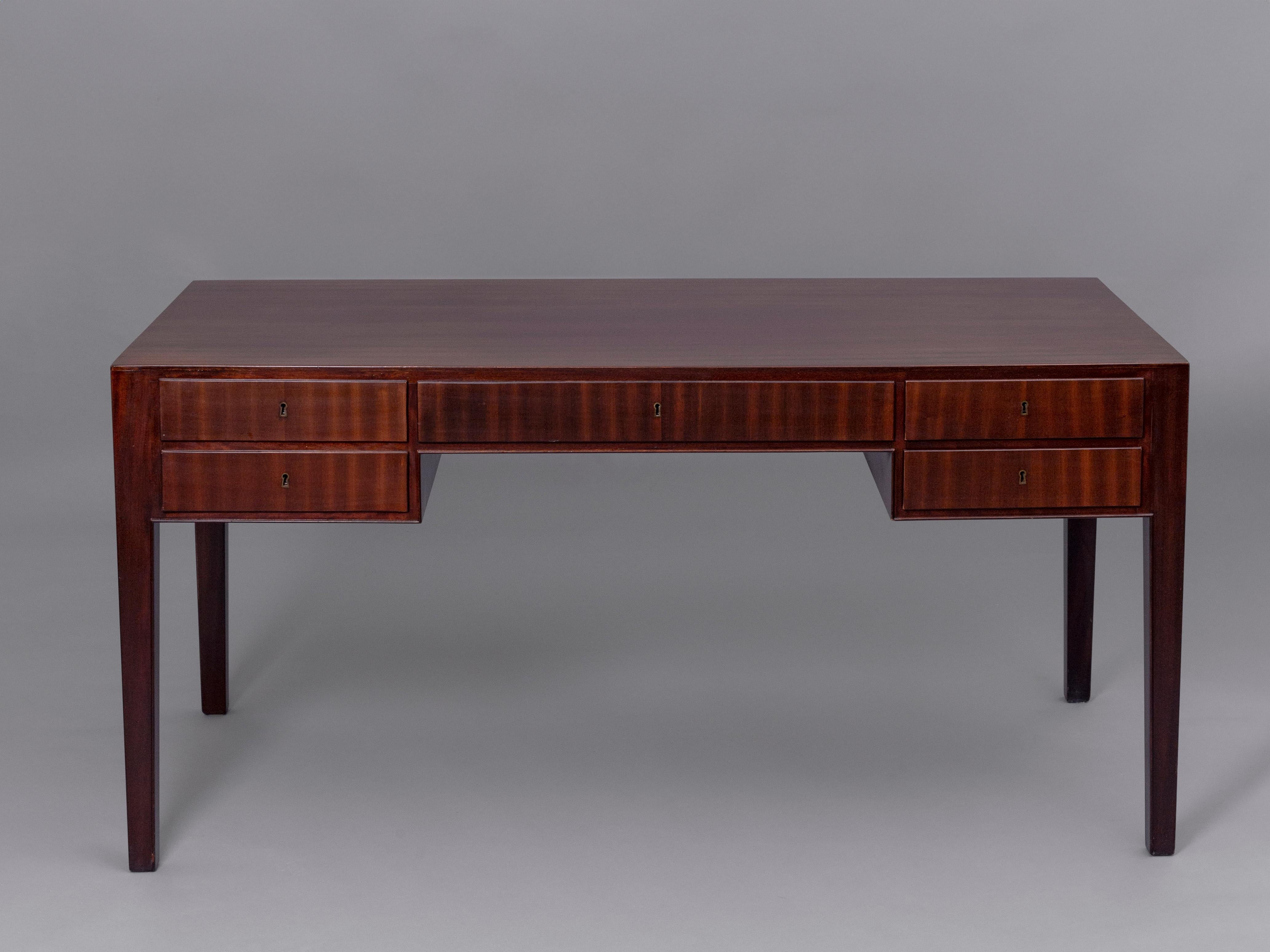 Mahogany desk designed by Ole Wanscher in an excellent restored condition. Denmark, 1960s 

This desk was designed following the mid century design rule and aesthetic, using noble woods in a precise and free of excessive decorative elements.