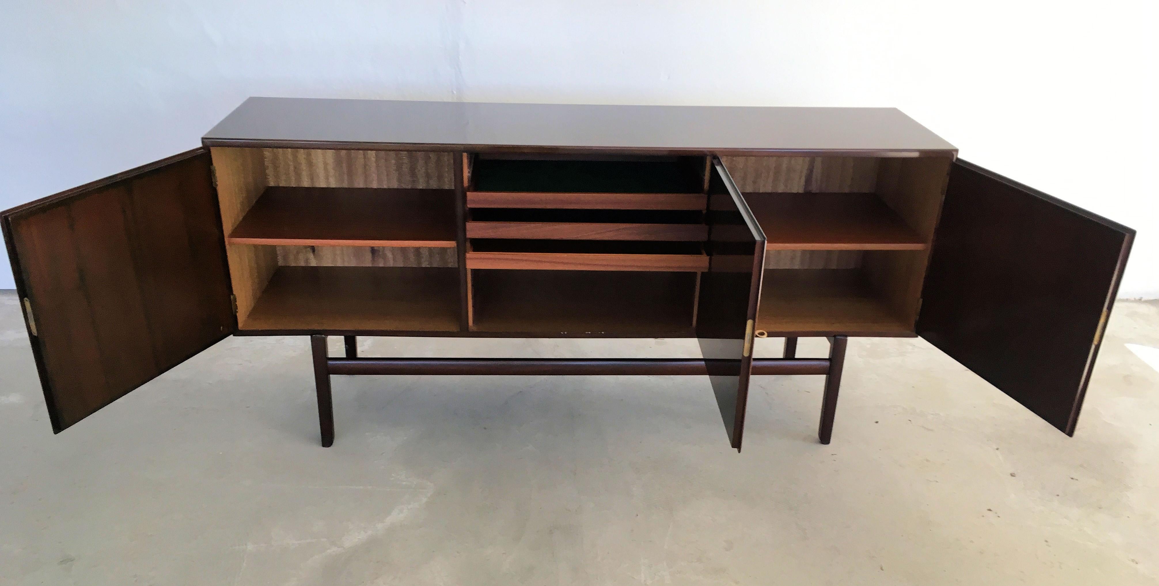 Ensemble de tables de salle à manger, buffet, table d'appoint et 12 chaises Ole Wanscher des années 1960 en vente 5
