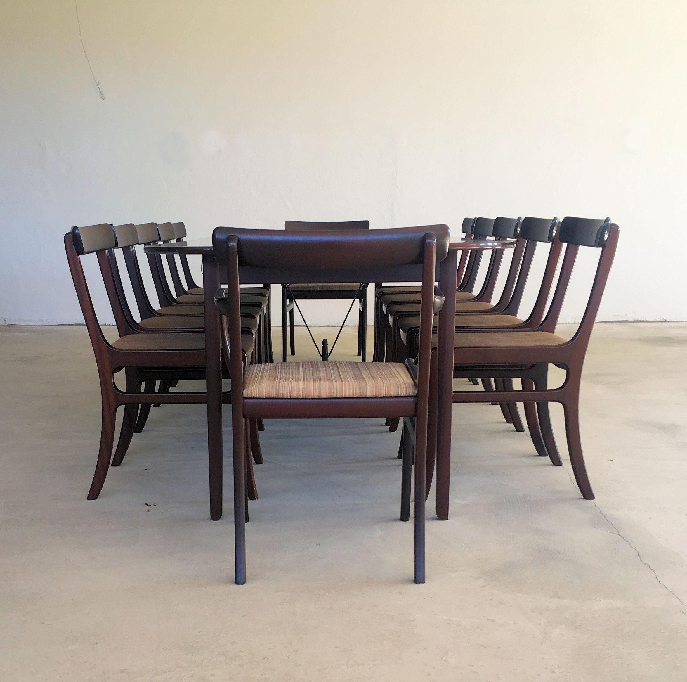 Danois Ensemble de tables de salle à manger, buffet, table d'appoint et 12 chaises Ole Wanscher des années 1960 en vente