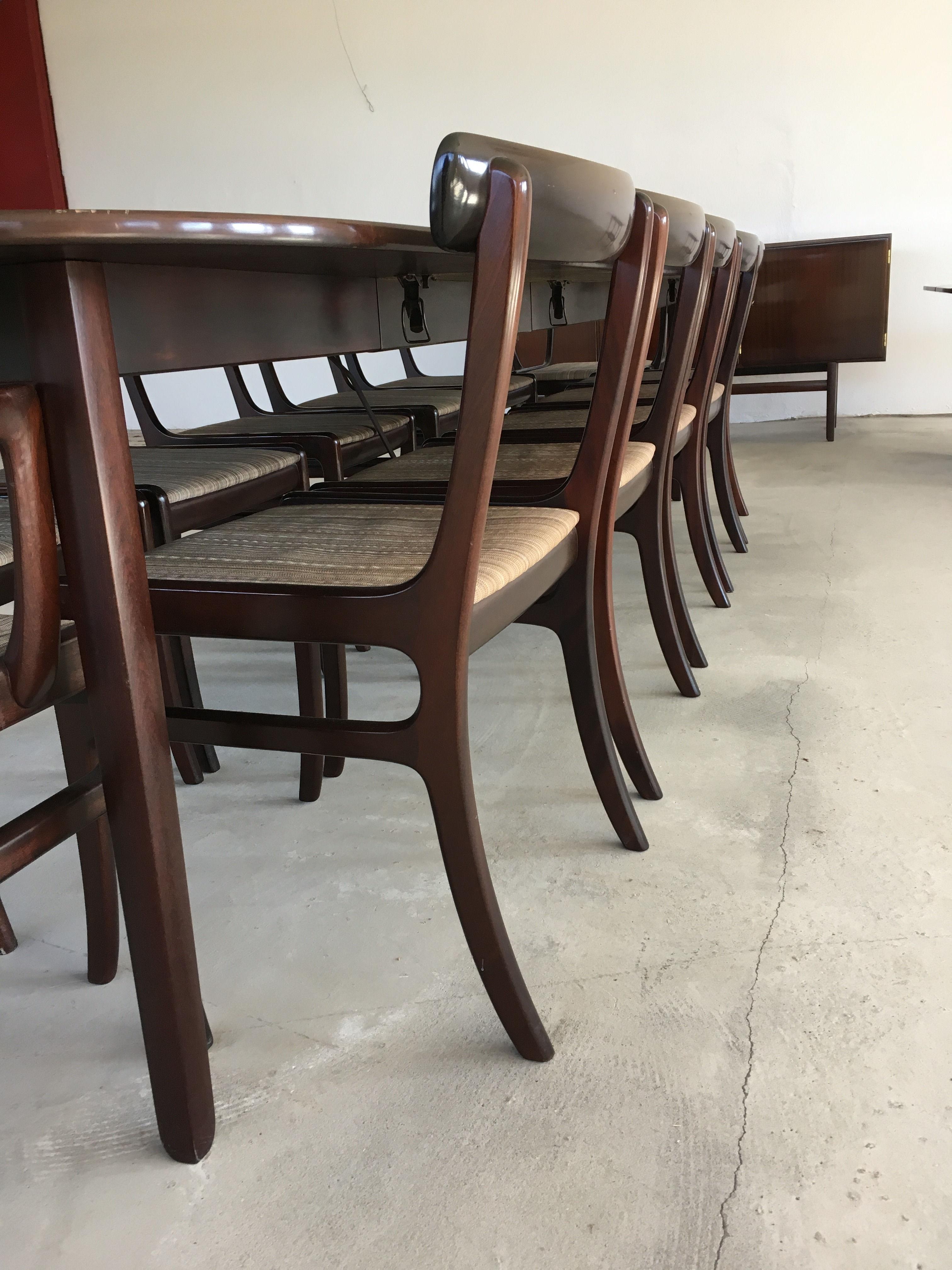 Ensemble de tables de salle à manger, buffet, table d'appoint et 12 chaises Ole Wanscher des années 1960 Excellent état - En vente à Knebel, DK