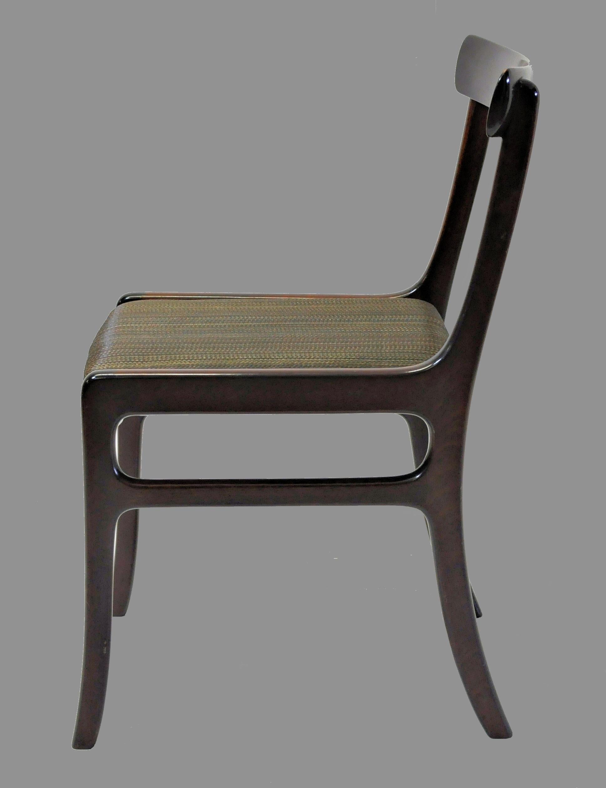 Danois Ensemble de six chaises de salle à manger en acajou restauré, tapissées sur mesure, Ole Wanscher en vente