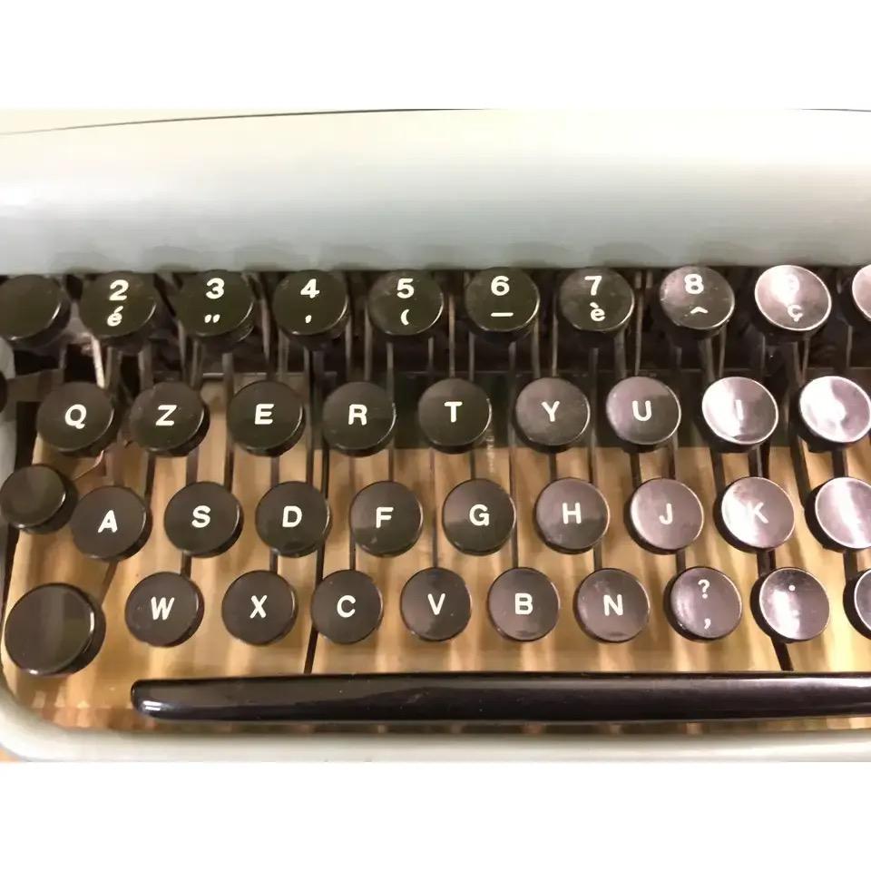 1960s Olivetti Lettera 22 Typewriter In Fair Condition In Jersey City, NJ