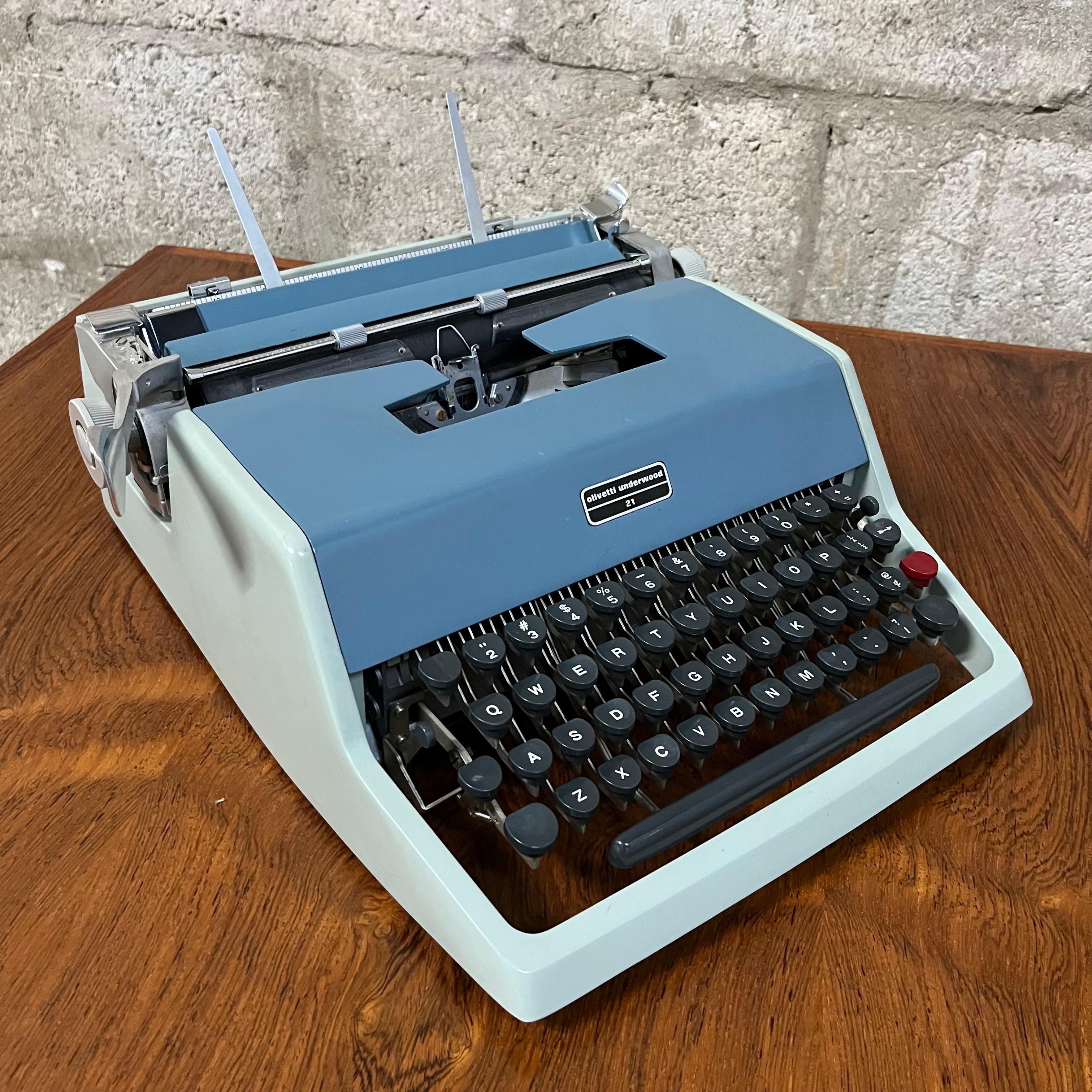 1960s Olivetti Underwood 21 Portable Typewriter With Original Travel Case For Sale 2