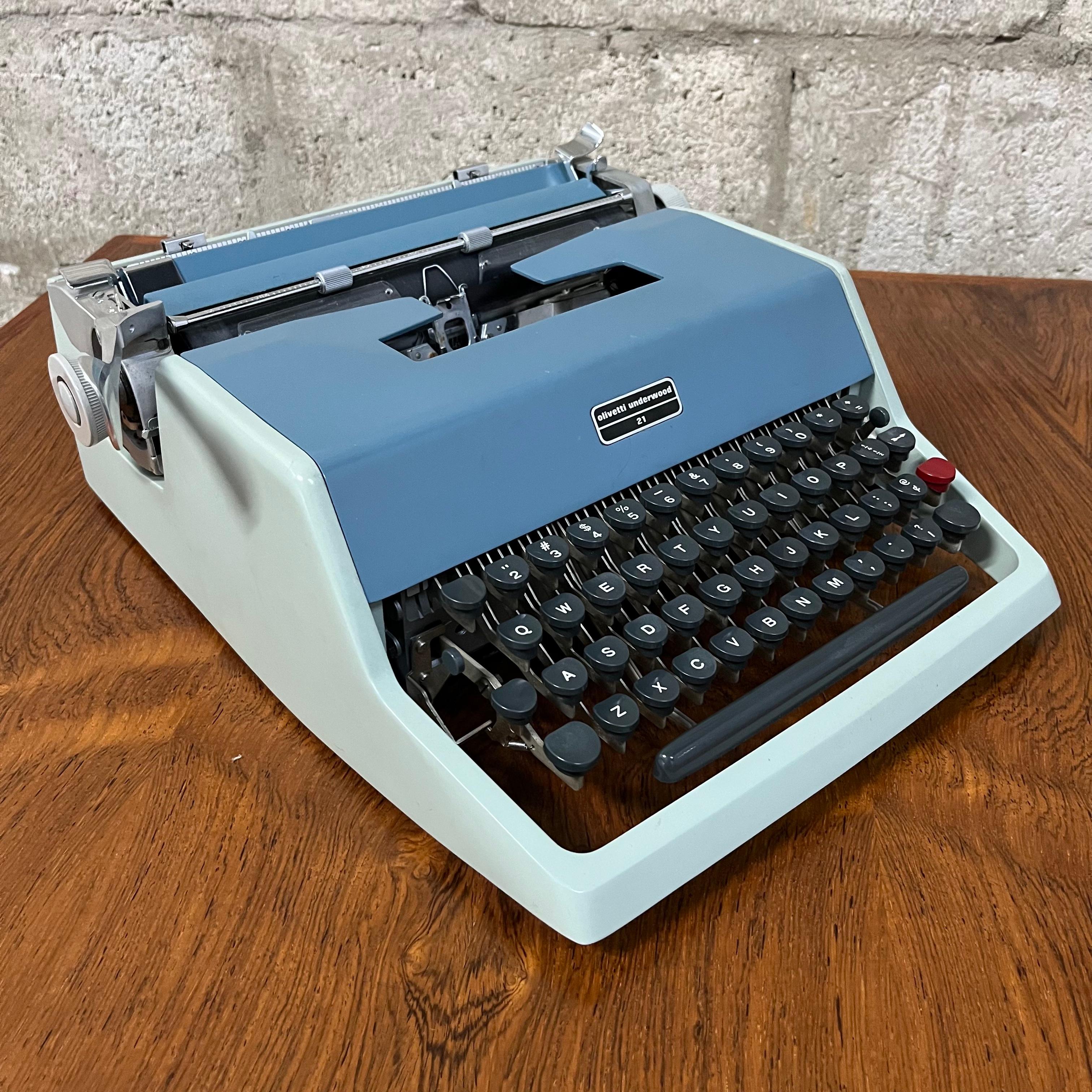 1960s Olivetti Underwood 21 Portable Typewriter With Original Travel Case For Sale 3