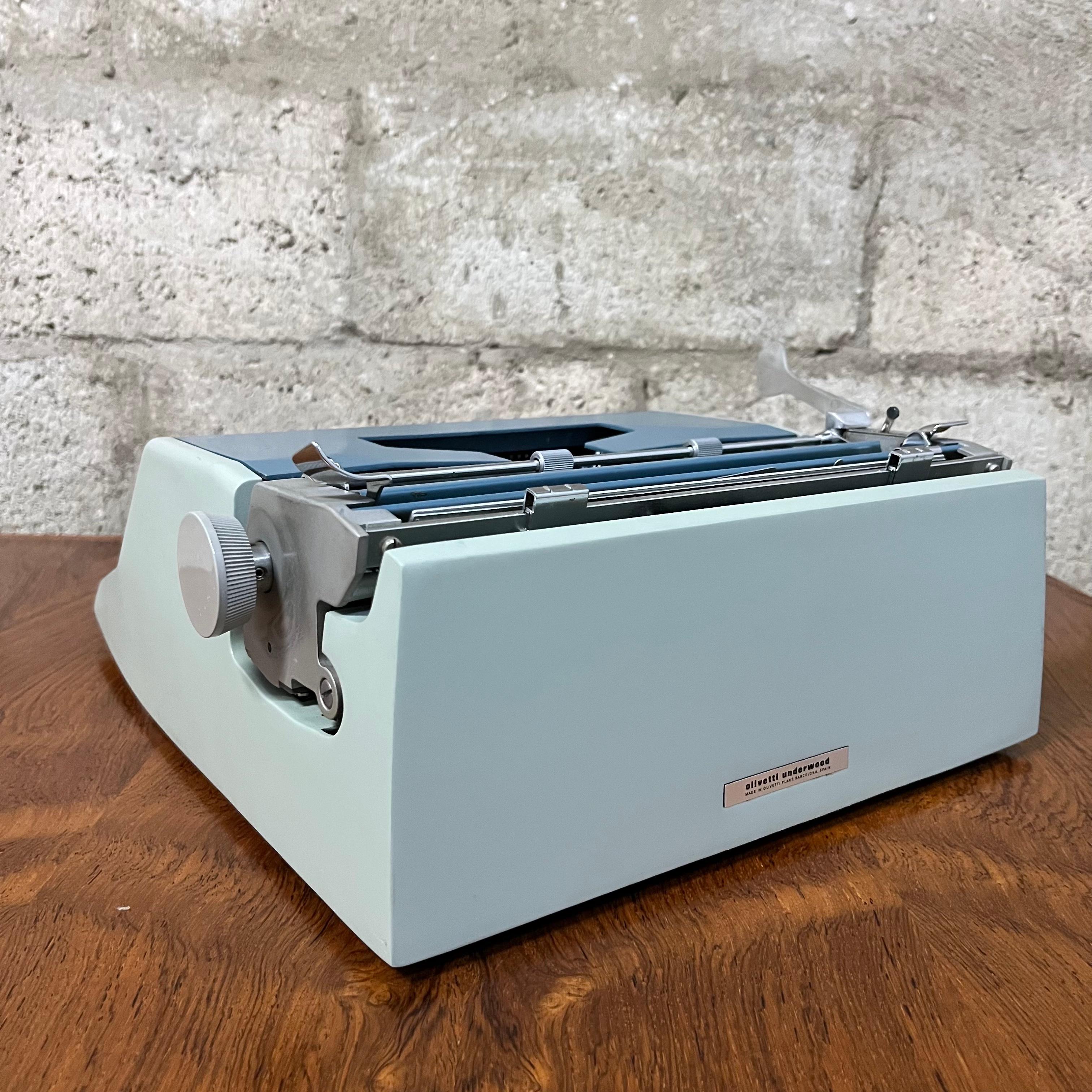 1960s Olivetti Underwood 21 Portable Typewriter With Original Travel Case For Sale 5
