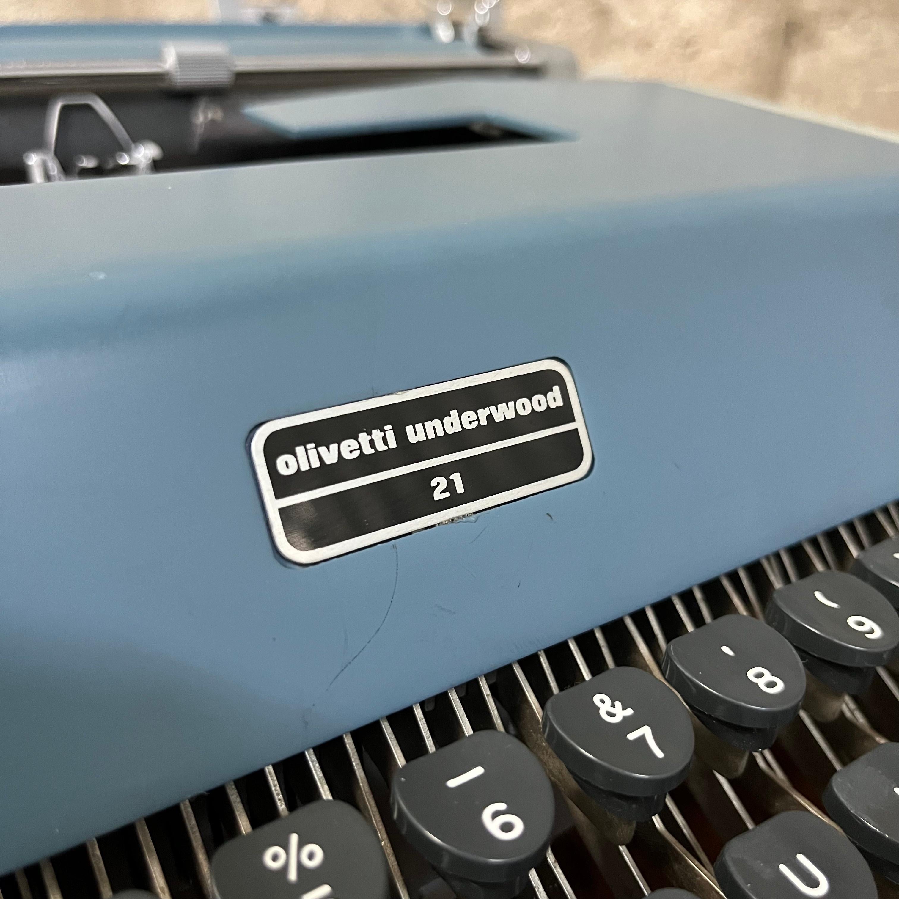 1960s Olivetti Underwood 21 Portable Typewriter With Original Travel Case For Sale 9