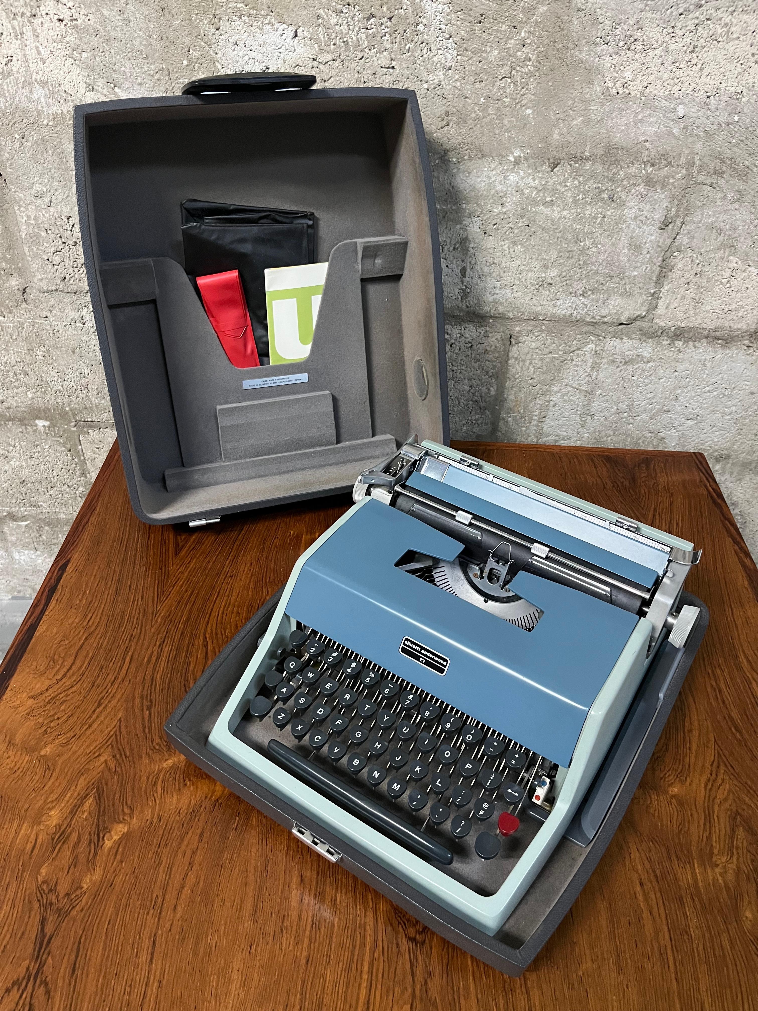 1960s Olivetti Underwood 21 Portable Typewriter With Original Travel Case In Good Condition For Sale In Miami, FL
