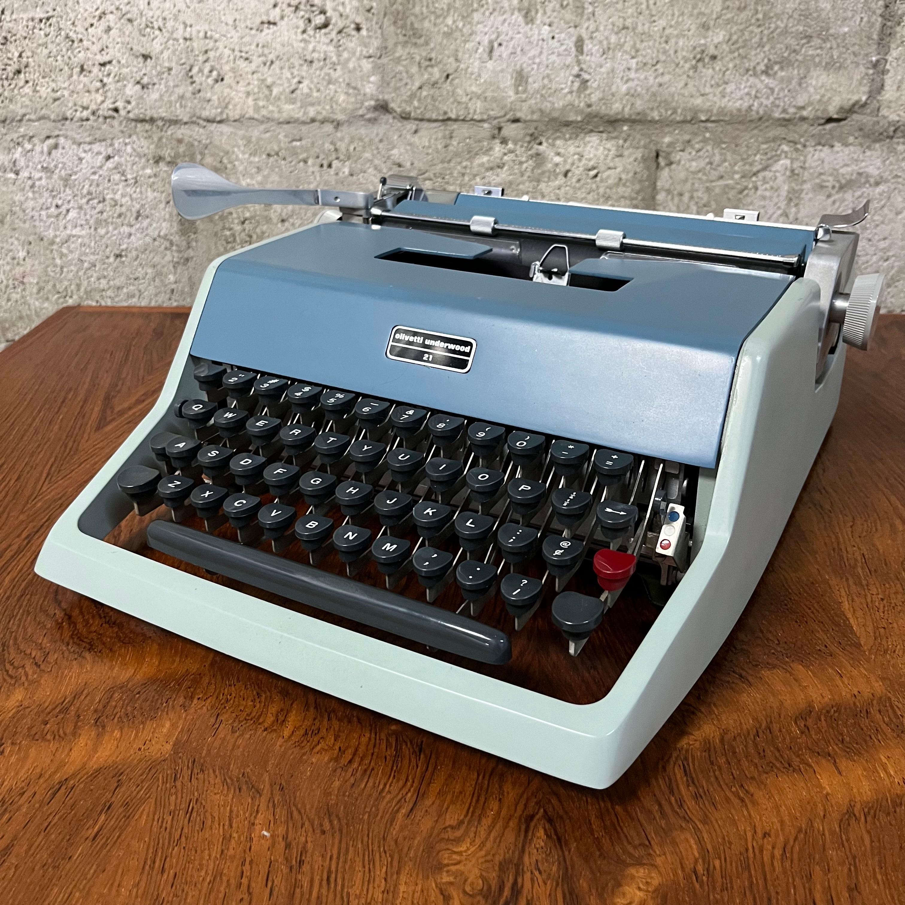 1960s Olivetti Underwood 21 Portable Typewriter With Original Travel Case For Sale 1