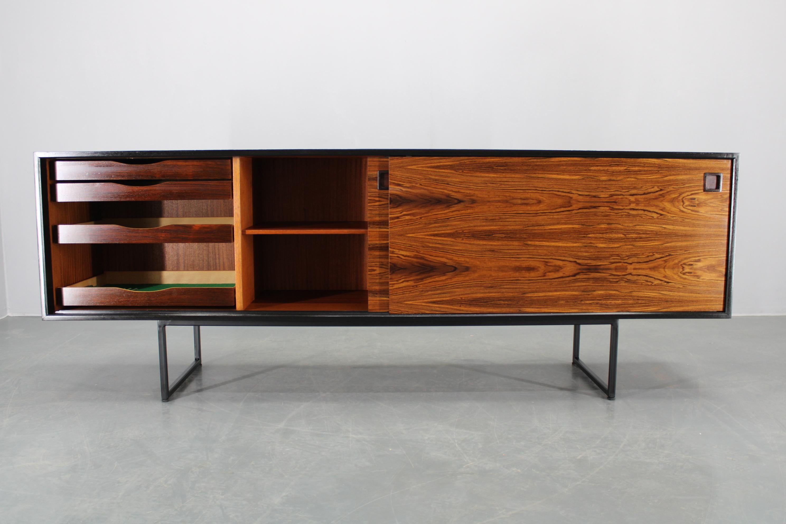 1960er Omann Jun Sideboard, Dänemark (Mitte des 20. Jahrhunderts) im Angebot