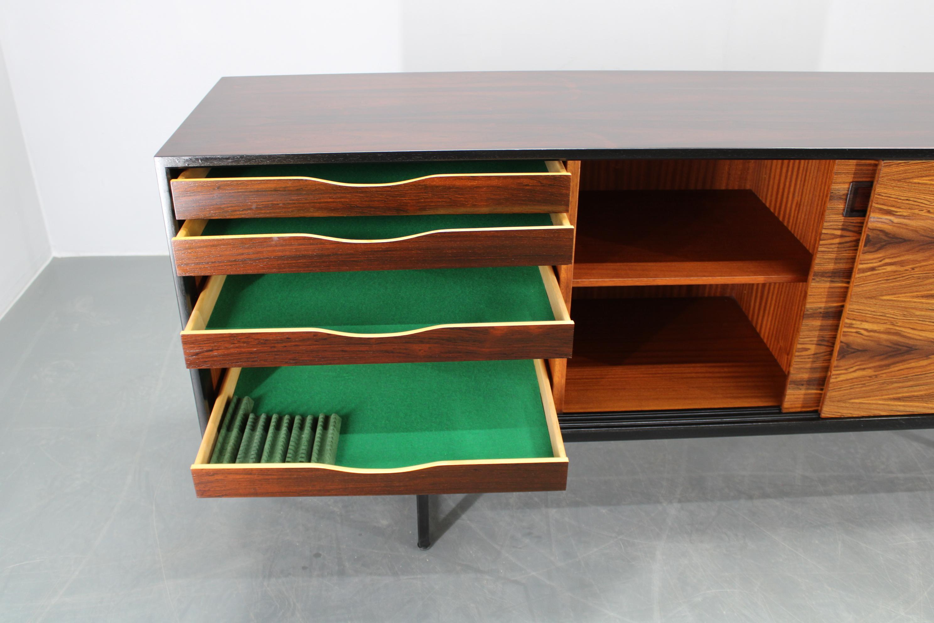 1960er Omann Jun Sideboard, Dänemark (Eisen) im Angebot
