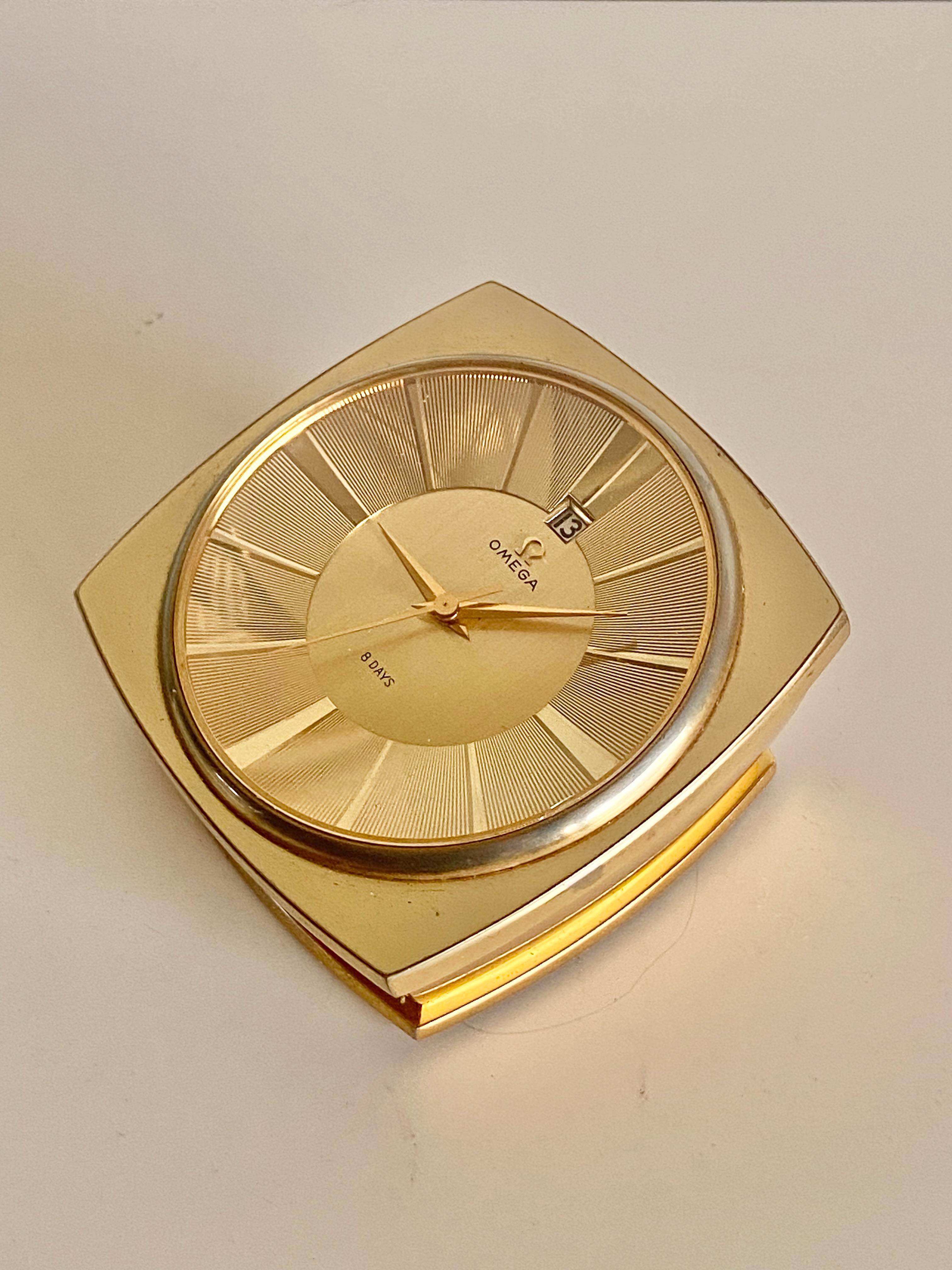 Laiton Horloge de bureau Omega 8 jours en laiton massif et or doré des années 1960, réf. 5550 en vente