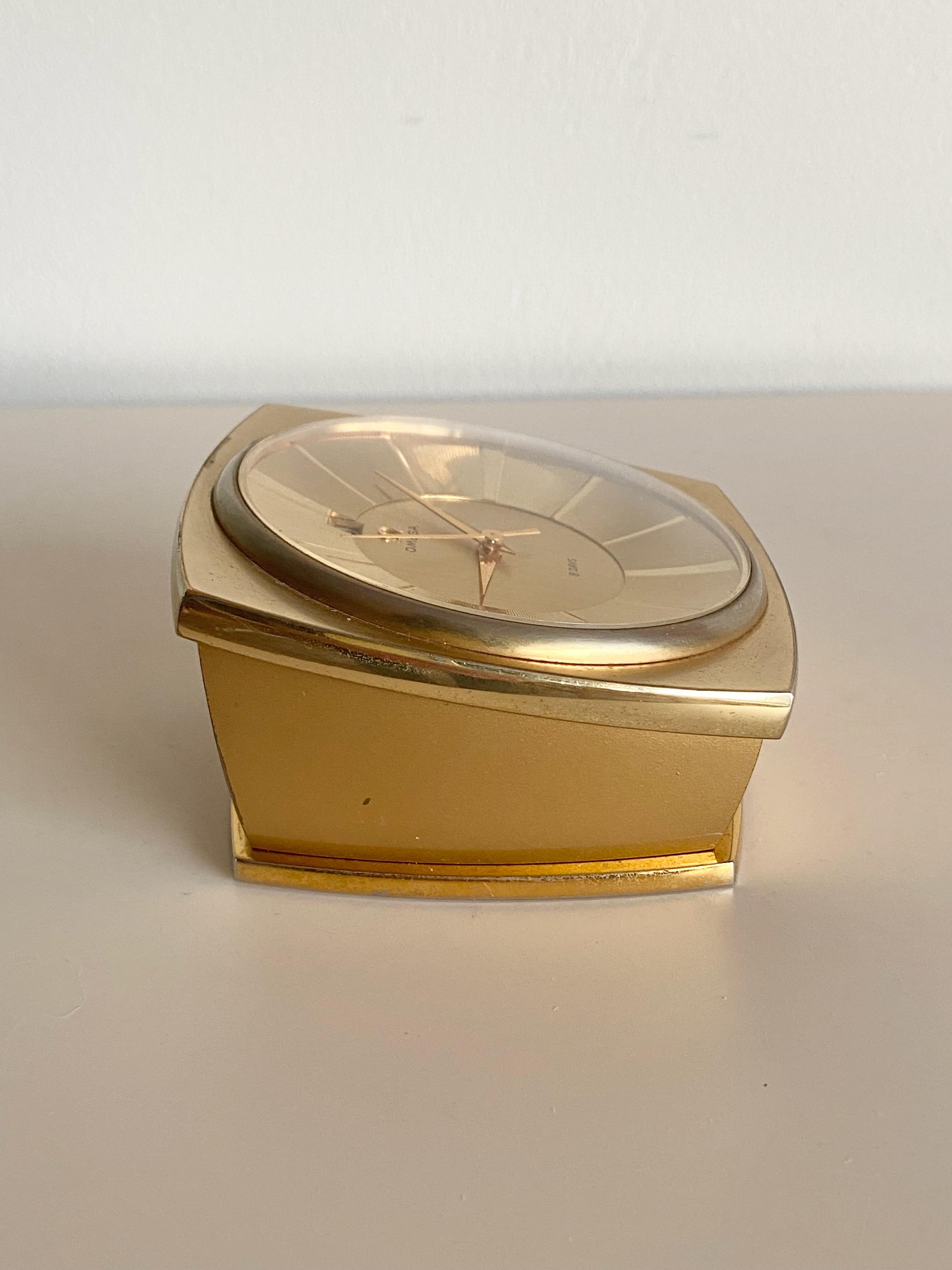 Omega 8-Tage-Schreibtischuhr aus massivem Messing, vergoldet, Ref. 5550, 1960er Jahre (Moderne der Mitte des Jahrhunderts) im Angebot