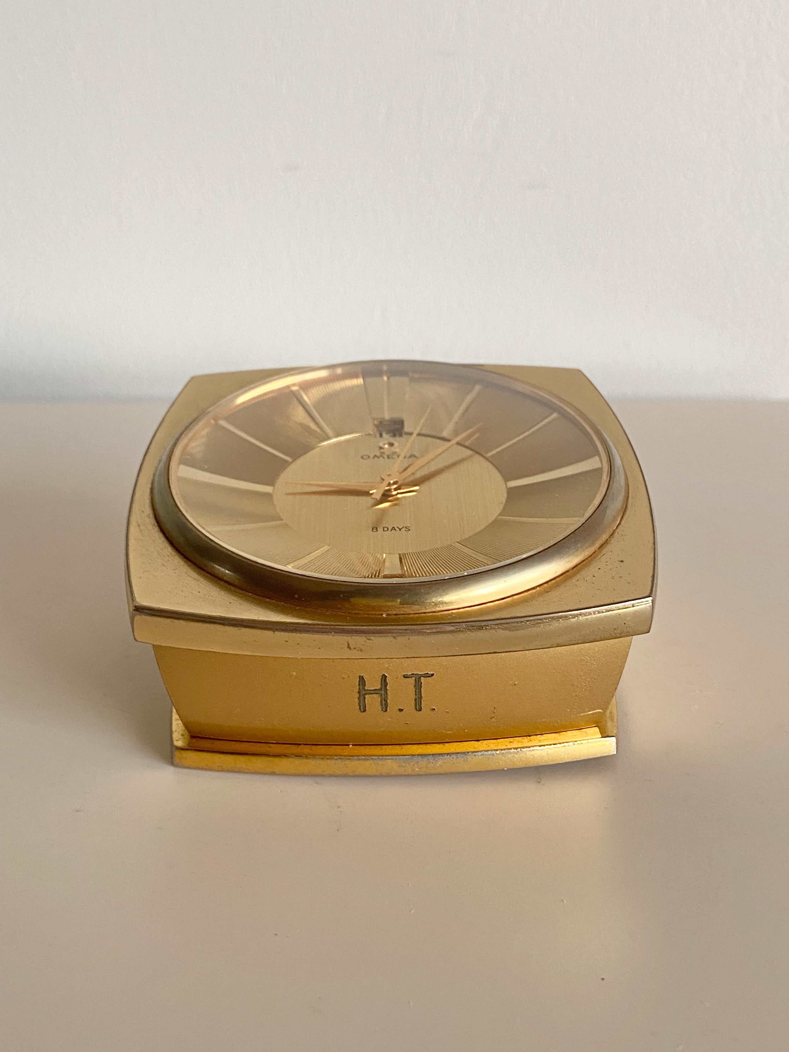 Mid-Century Modern Horloge de bureau Omega 8 jours en laiton massif et or doré des années 1960, réf. 5550 en vente