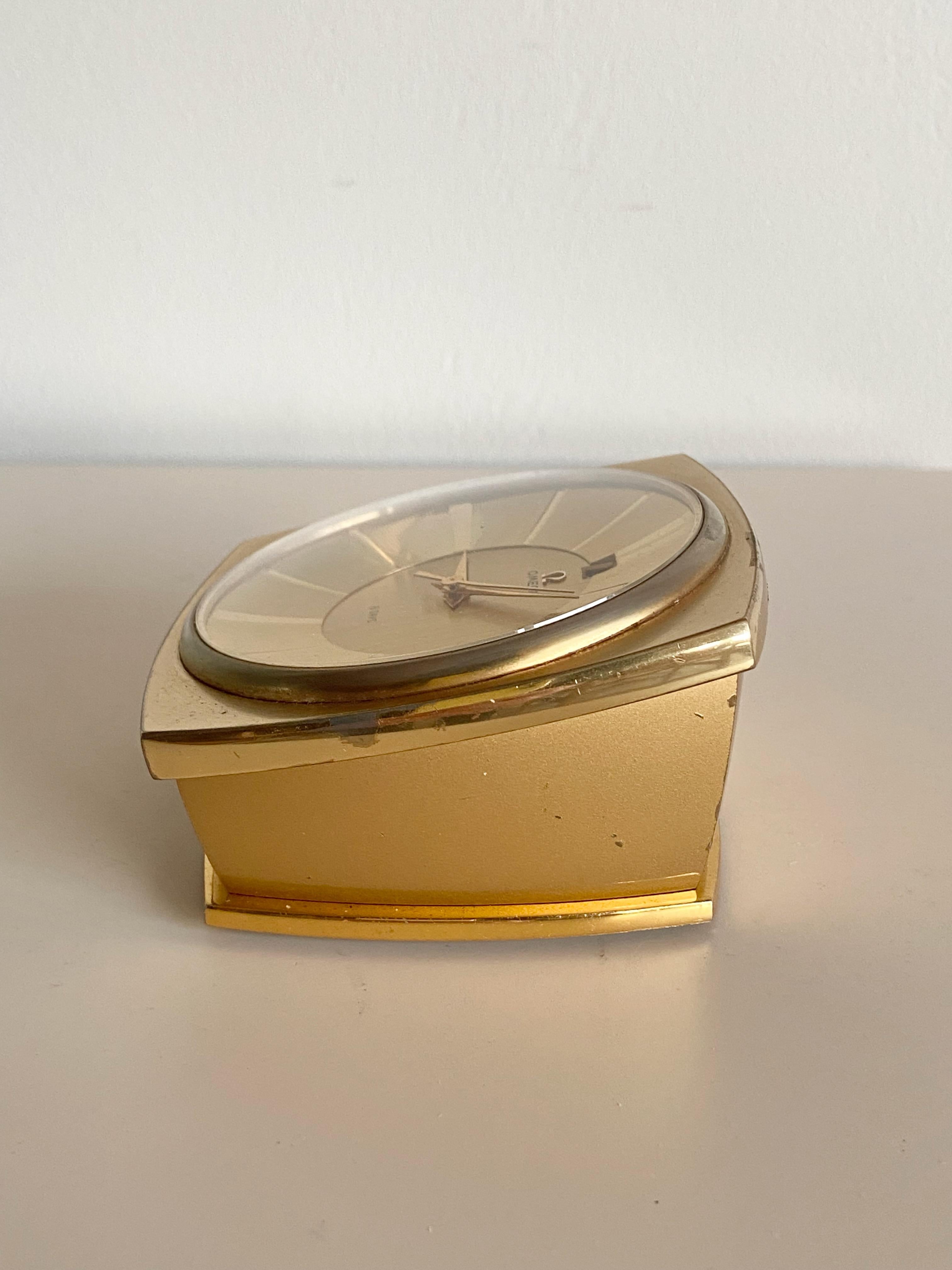 Allemand Horloge de bureau Omega 8 jours en laiton massif et or doré des années 1960, réf. 5550 en vente
