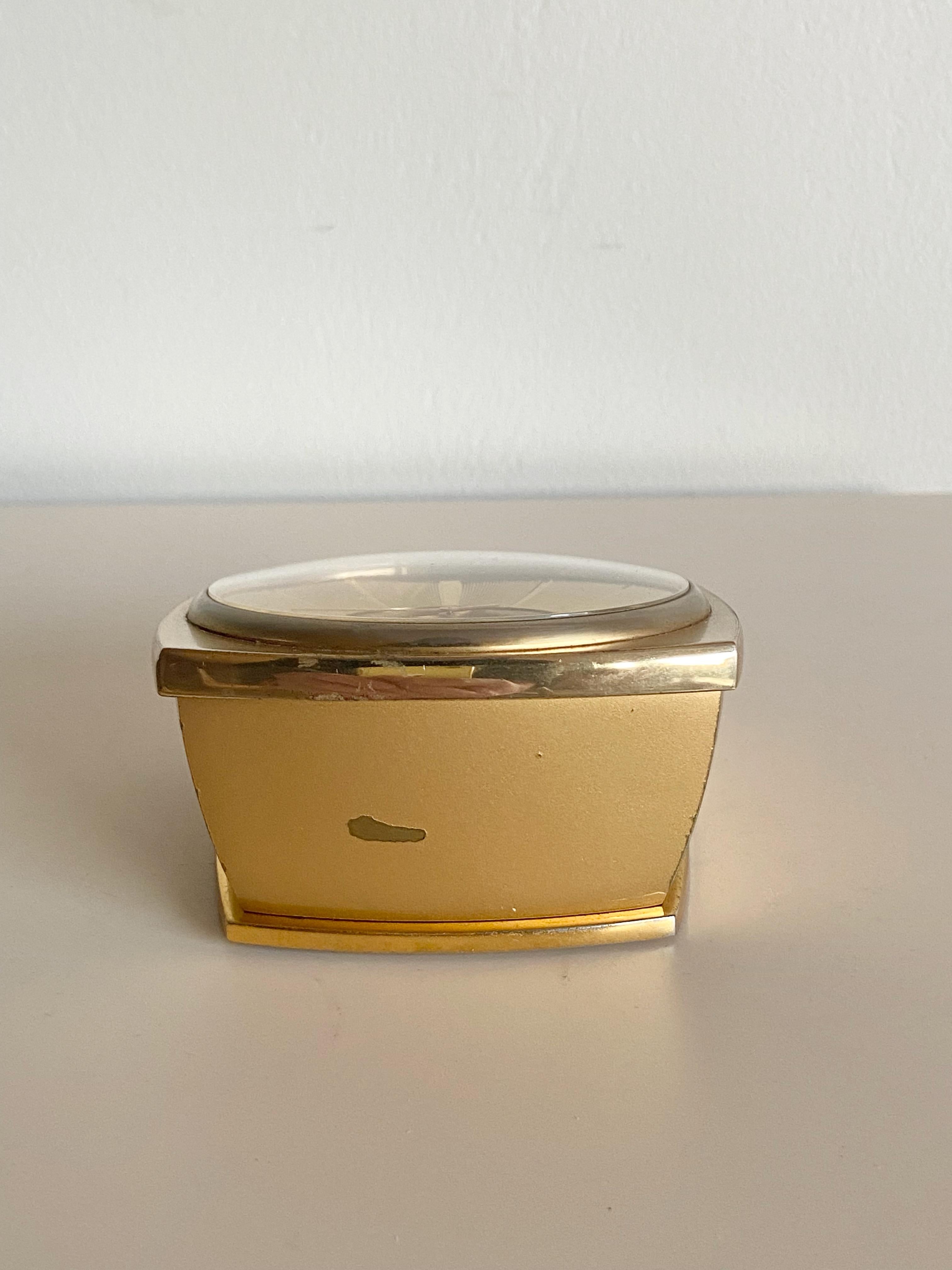 Doré Horloge de bureau Omega 8 jours en laiton massif et or doré des années 1960, réf. 5550 en vente