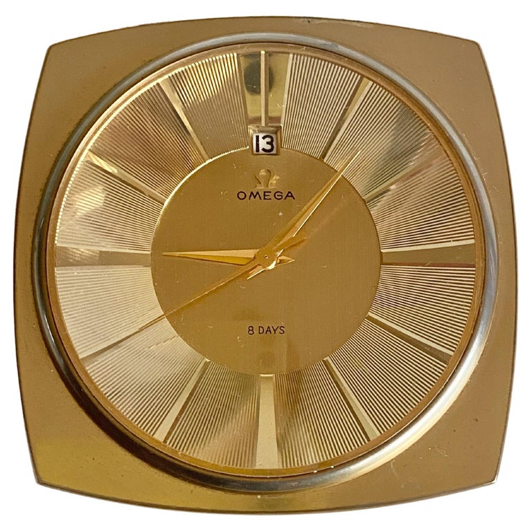 Orologio da tavolo Omega a 8 giorni in ottone massiccio e dorato degli anni  '60 Ref. 5550 in vendita su 1stDibs