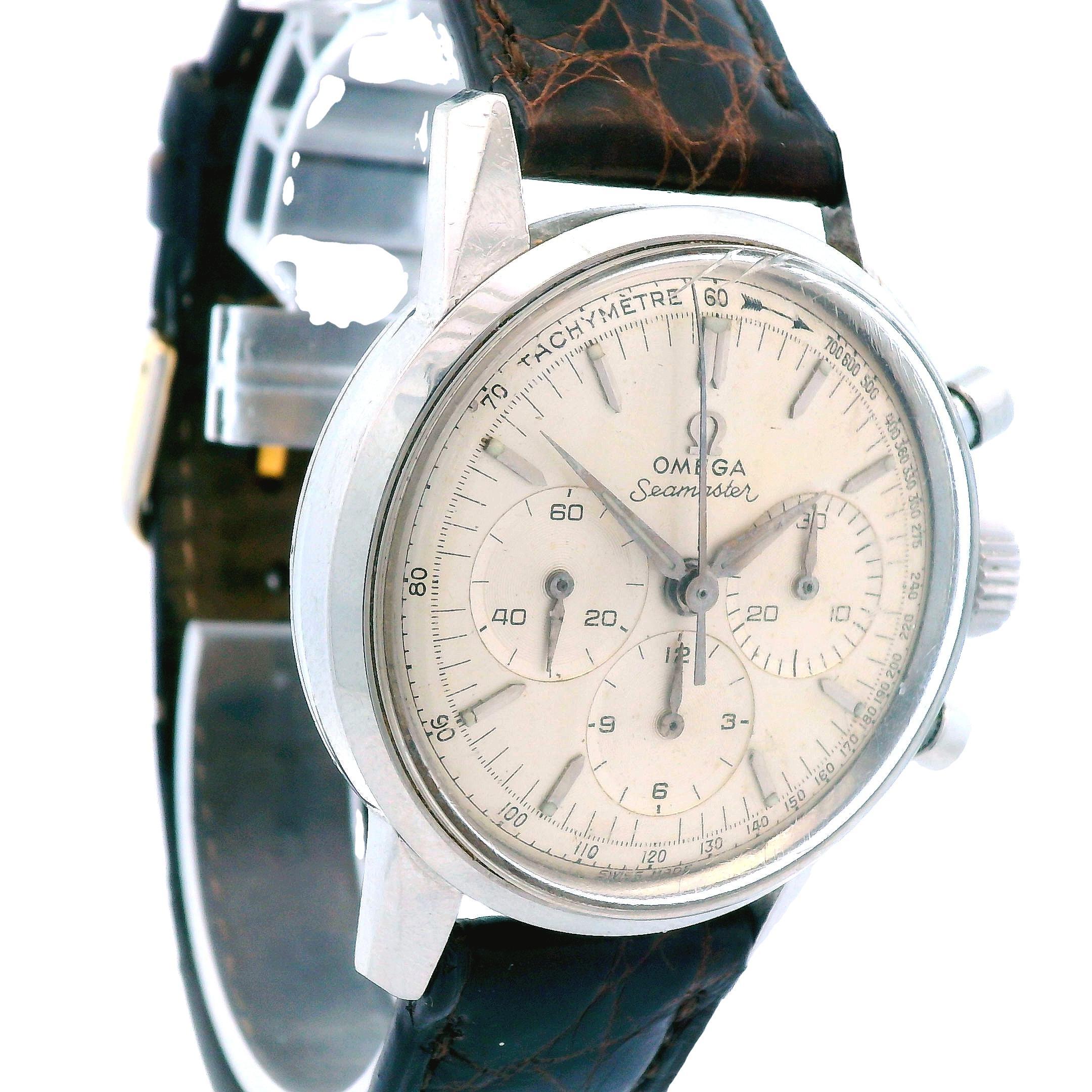 Il s'agit d'un chronographe Omega Seamaster des années 1960 en état de marche. Cette montre chronographe est fabriquée en acier inoxydable et s'accompagne d'un magnifique bracelet en cuir. La montre est entièrement estampillée Omega avec les marques