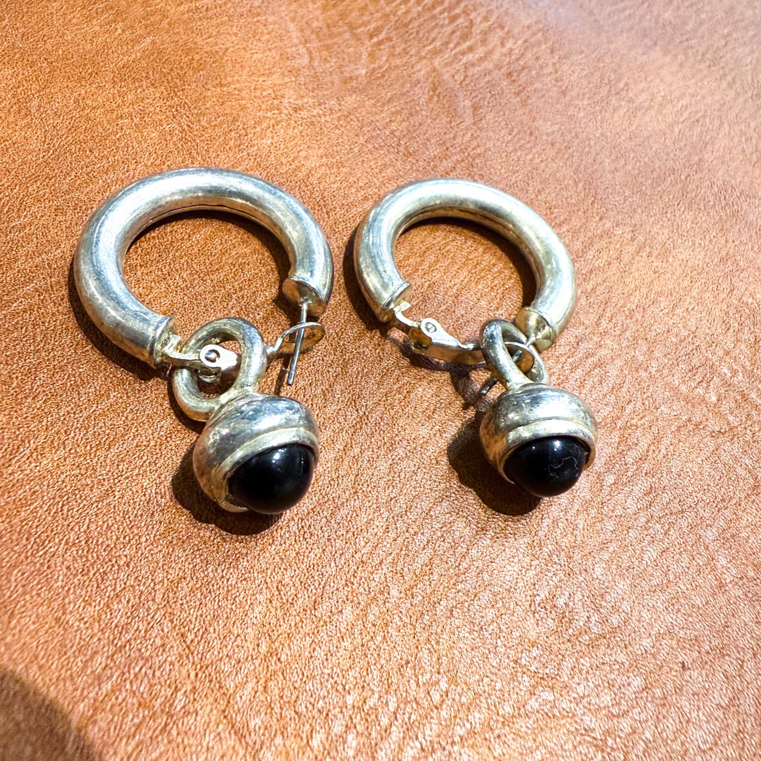AMBIANIC presents
1960s Onyx Drop Sterling Silver Hoop Earrings
1 1/16 w x 1.5 h x .38 d
Preowned vintage
Refer to listed images